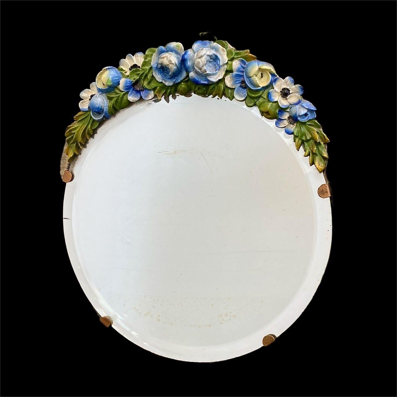 20ième siècle Miroir Barbola avec bord biseauté et motif guirlande de fleurs bleues en vente