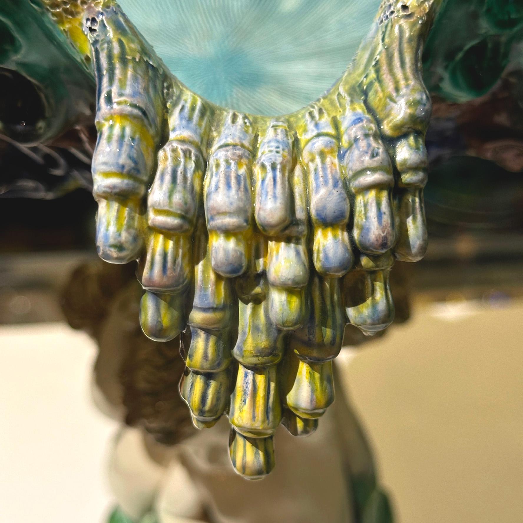 Céramique Centre de table Barbotine avec putti et bassin en forme de conque, 19e, travail français en vente