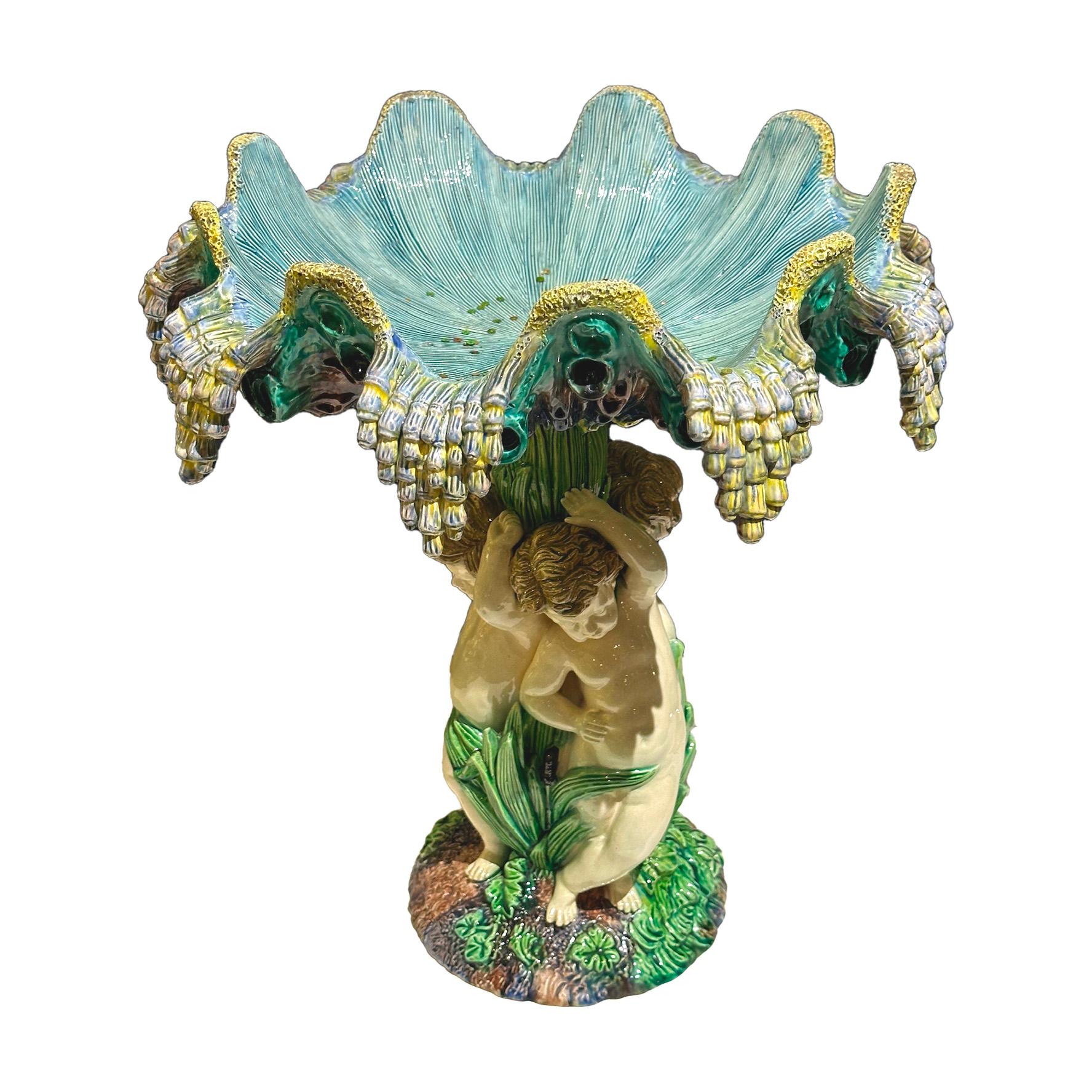 Centre de table Barbotine avec putti et bassin en forme de conque, 19e, travail français en vente 1