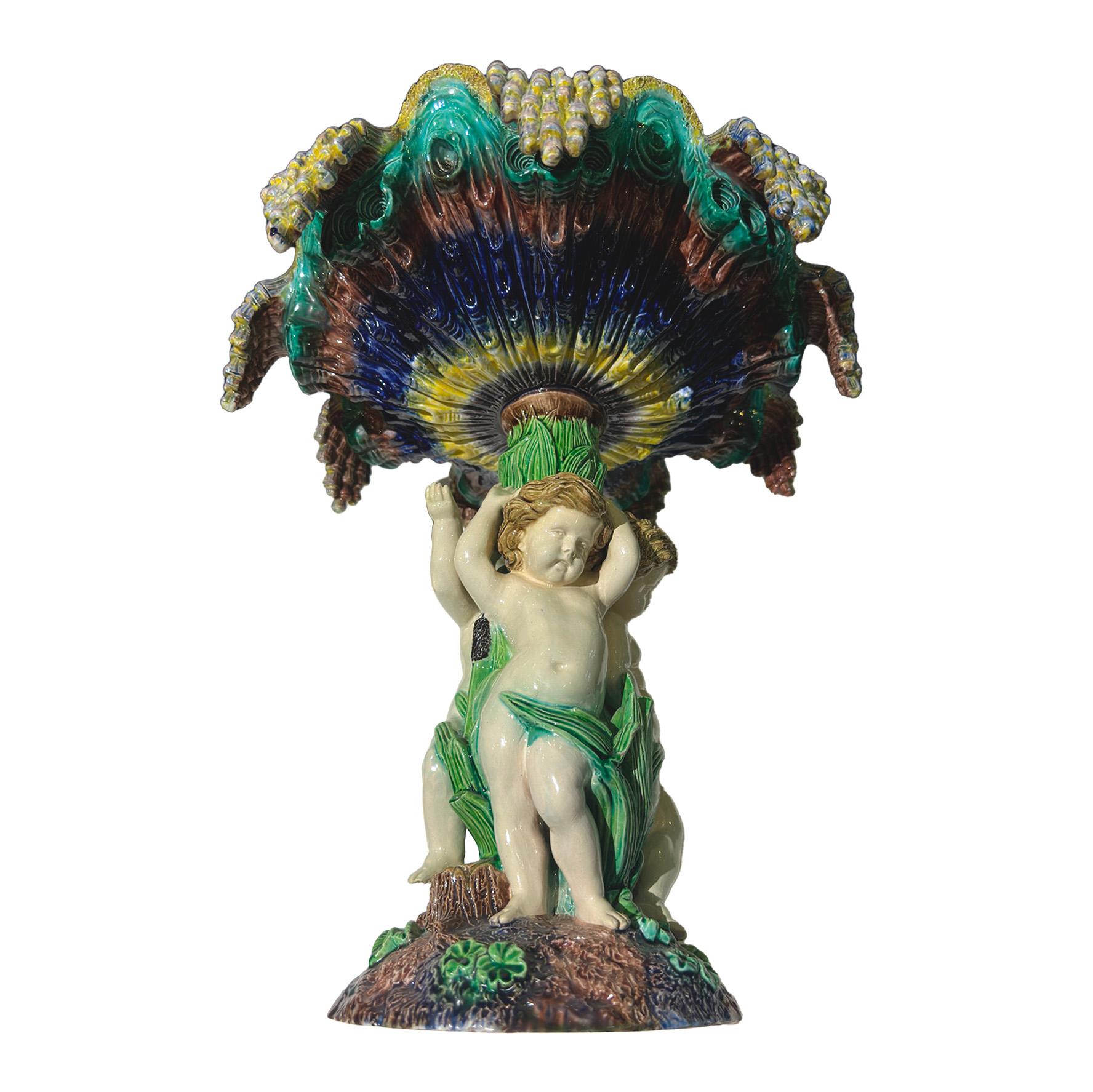 Centre de table Barbotine avec putti et bassin en forme de conque, 19e, travail français en vente 2