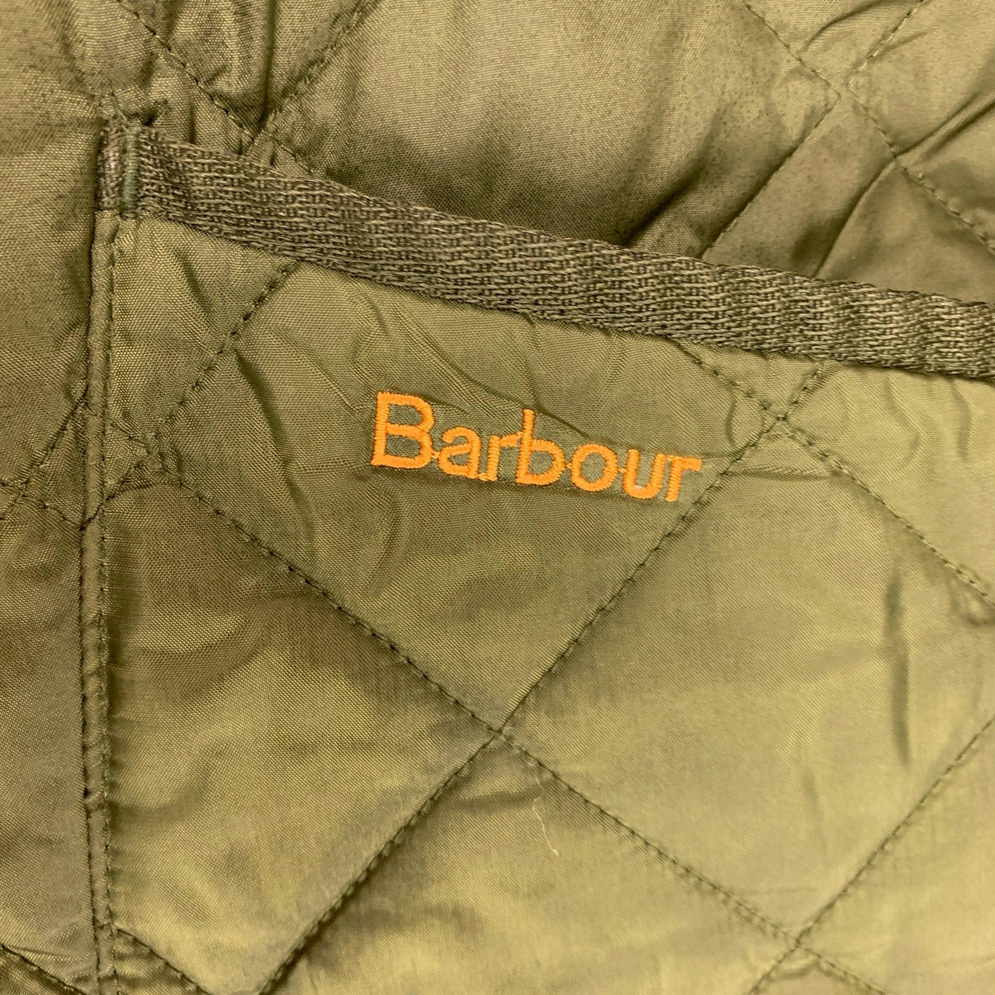 BARBOUR jacket comes in an olive green quilted polyamide, featuring a corduroy collar, front pockets, and a snap button closure. Very Good Pre-Owned Condition. 

Marked:   S 

Measurements: 
 
Shoulder: 19.5 inches Bust: 44 inches Sleeve: 24 inches