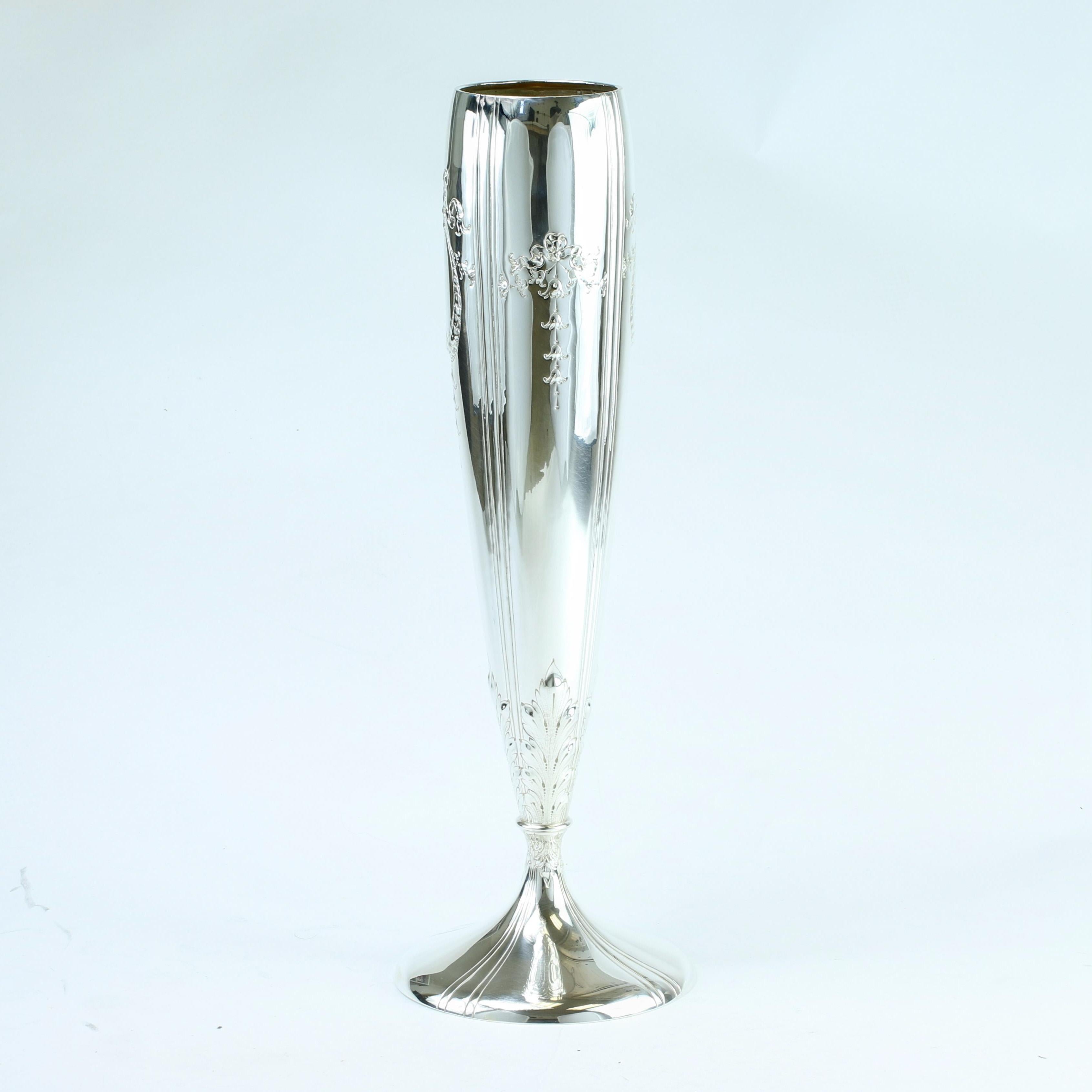 Item: Flower Vase
Brand: Barbour Silver
Pattern: Floral
Pattern Number: 2026
Monogram: No
Stamps: 2026 BSC Hallmark, Sterling, 15 IN
Metal Content: Sterling Silver
Measurements: 15 7/8