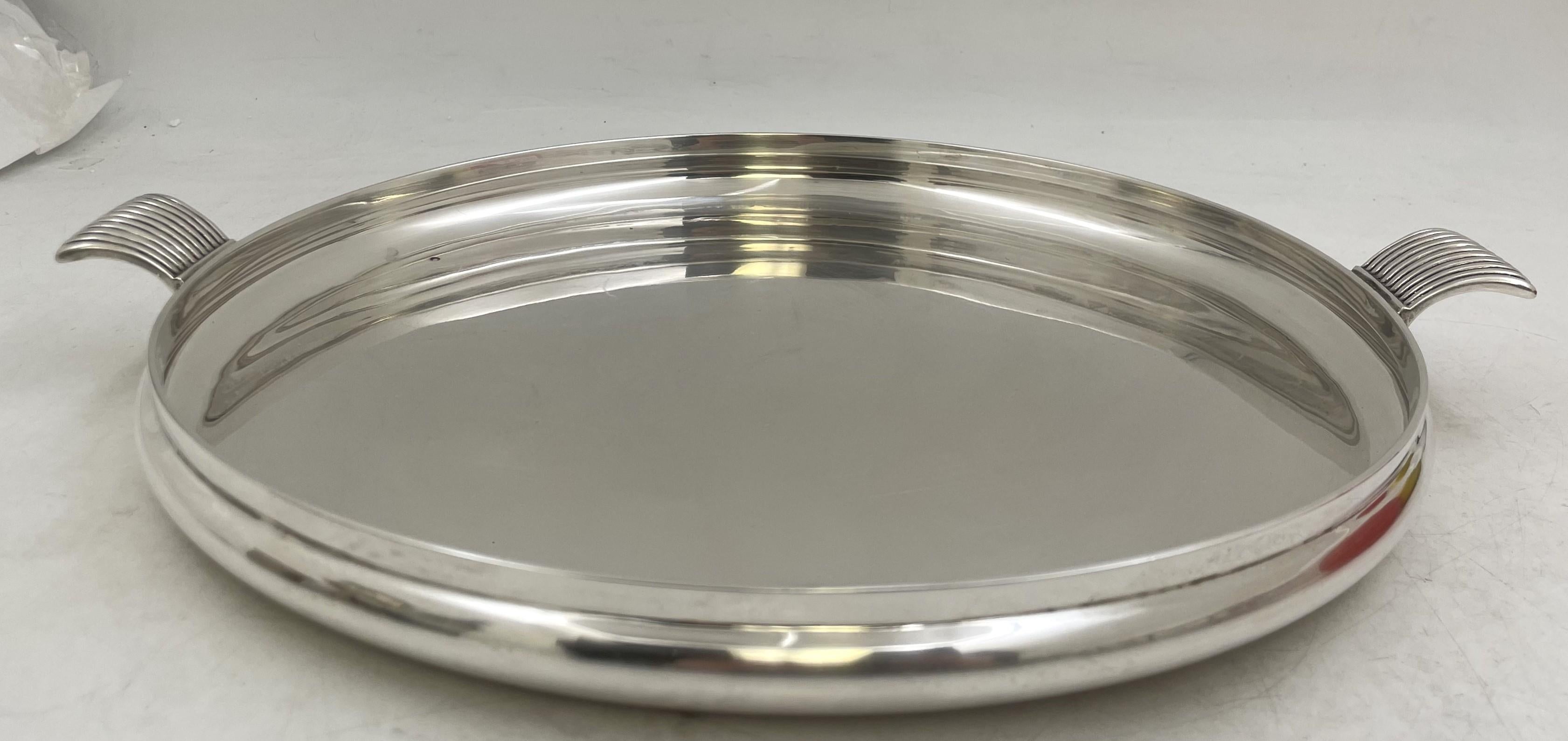 Barbour, piatto o vassoio da bar a due manici in argento sterling in stile Art Déco con un elegante disegno geometrico, risalente ai primi anni del XX secolo. Misura 14 1/4'' di diametro (11 3/4'' escluso il bordo) per 1 1/2'' di altezza, pesa 33,7