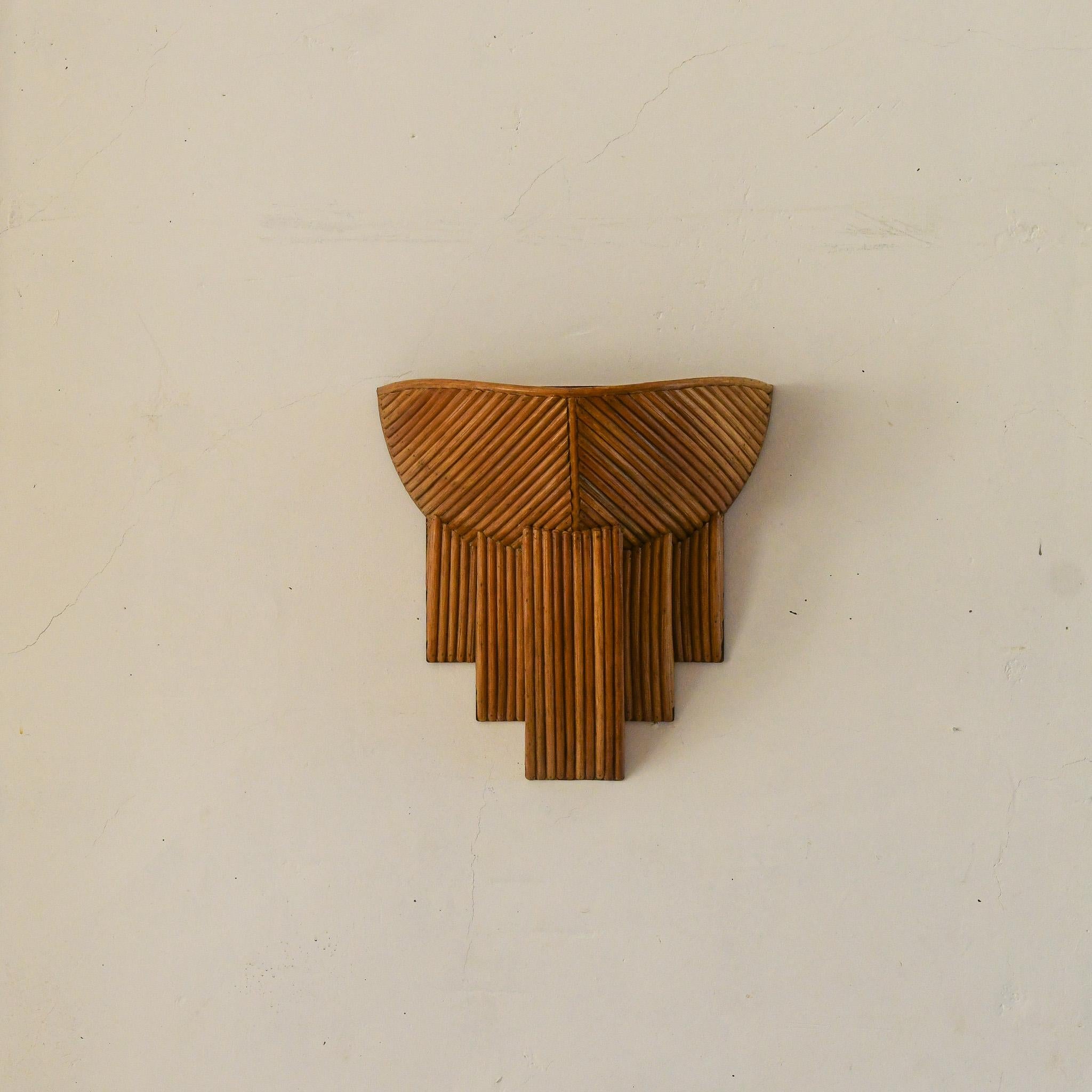 Lámpara de pared moderna de ratán Barbra, Lámpara de pared de estilo moderno de mediados de siglo Moderno de mediados de siglo en venta