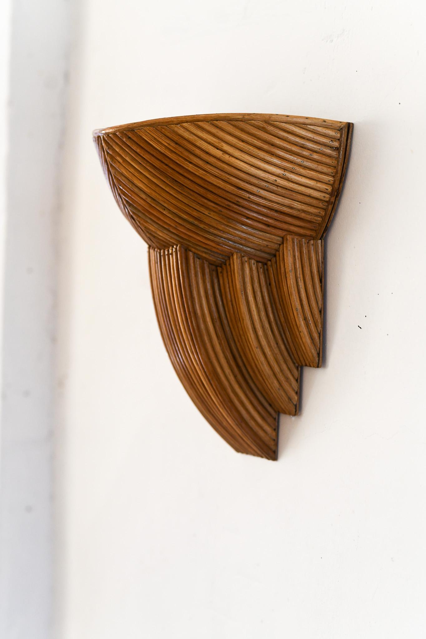 Lámpara de pared moderna de ratán Barbra, Lámpara de pared de estilo moderno de mediados de siglo Filipino en venta