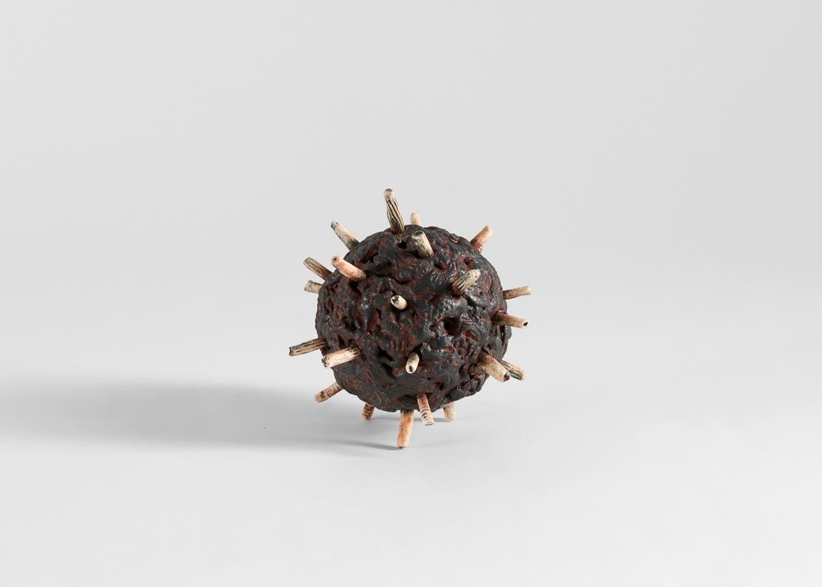 Åberg's works, made largely in black and white, are often purely sculptural,
even playfully non-utilitarian. Rough surfaces inspired by geology are set in
contrast to a refined elegance, new shapes inspired by fossils, old bones, or
coral, forms