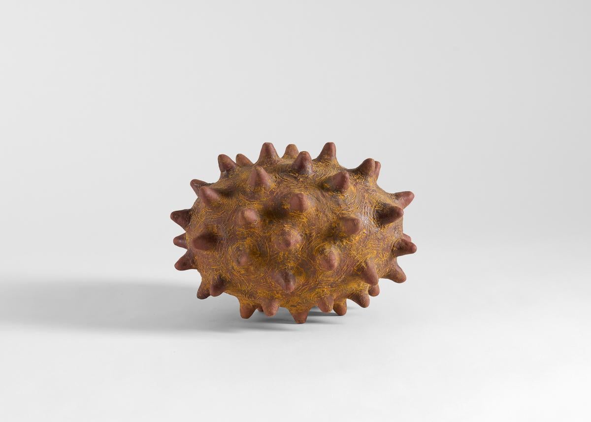 Les œuvres de Whiting, réalisées en grande partie en noir et blanc, sont souvent purement sculpturales,
et même, de manière ludique, non utilitaire. Les surfaces rugueuses inspirées de la géologie sont mises en
contraste avec une élégance raffinée,