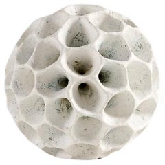 Barbro Åberg, Altavoz redondo, escultura de cerámica blanca, Dinamarca, 2023