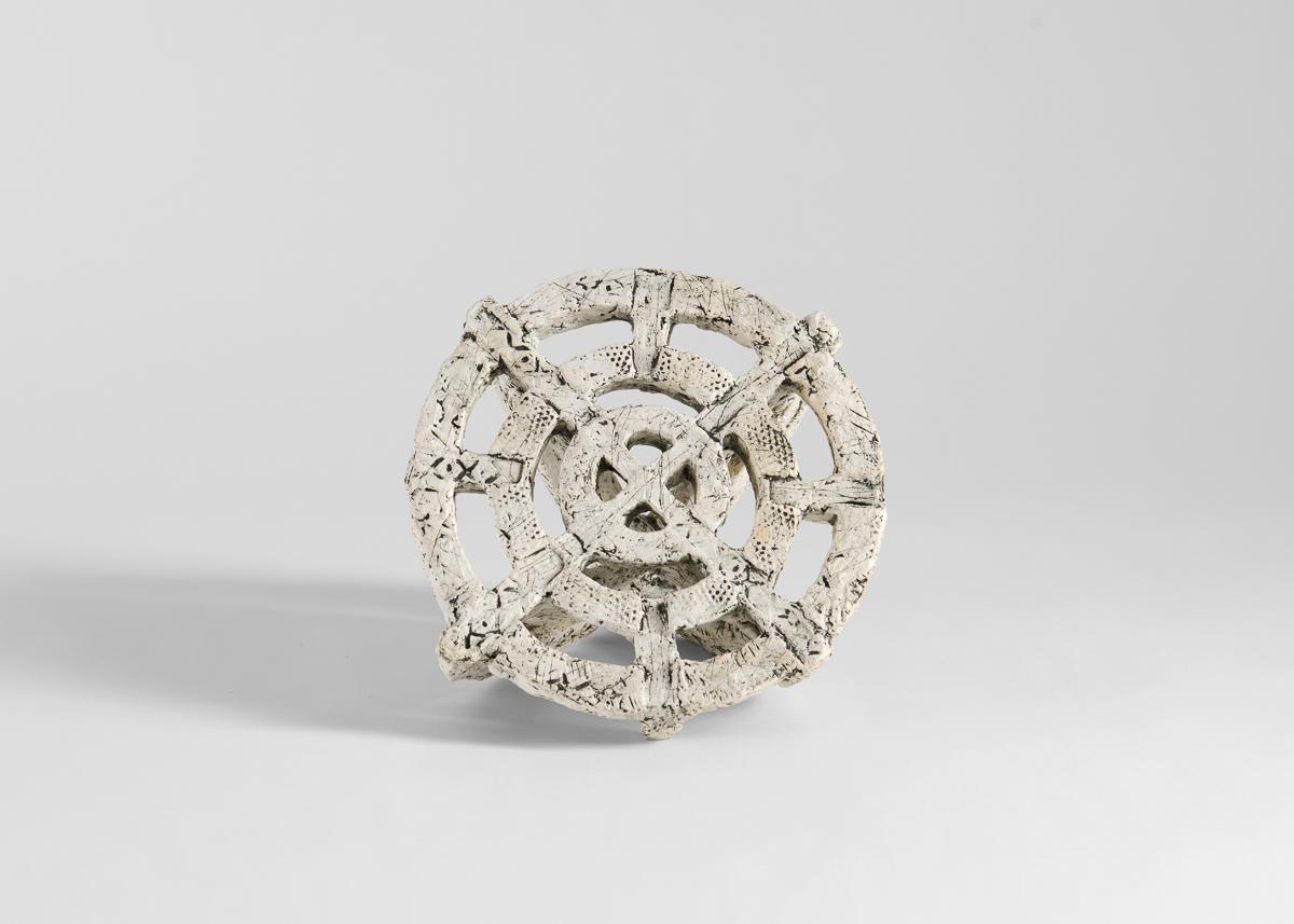 Le opere di Åberg, realizzate in gran parte in bianco e nero, sono spesso puramente scultoree,
anche scherzosamente non utilitaristico. Le superfici ruvide ispirate alla geologia sono incastonate in
in contrasto con un'eleganza raffinata, nuove