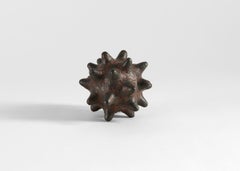 Barbro Åberg, Spiky Orb, Schwarze Keramikskulptur, Dänemark, 2023