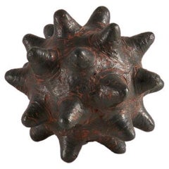 Barbro Åberg, Orbe puntiagudo, Escultura de cerámica negra, Dinamarca, 2023