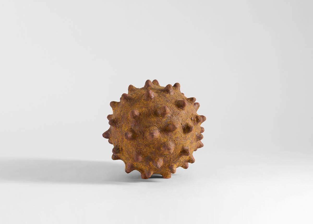 Le opere di Åberg, realizzate in gran parte in bianco e nero, sono spesso puramente scultoree,
anche scherzosamente non utilitaristico. Le superfici ruvide ispirate alla geologia sono incastonate in
in contrasto con un'eleganza raffinata, nuove