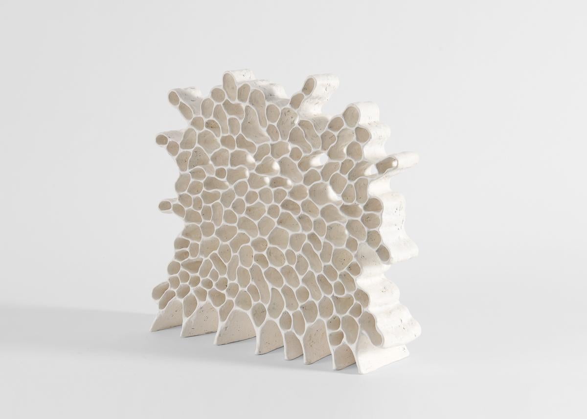 Le opere di Åberg, realizzate in gran parte in bianco e nero, sono spesso puramente scultoree,
anche scherzosamente non utilitaristico. Le superfici ruvide ispirate alla geologia sono incastonate in
in contrasto con un'eleganza raffinata, nuove