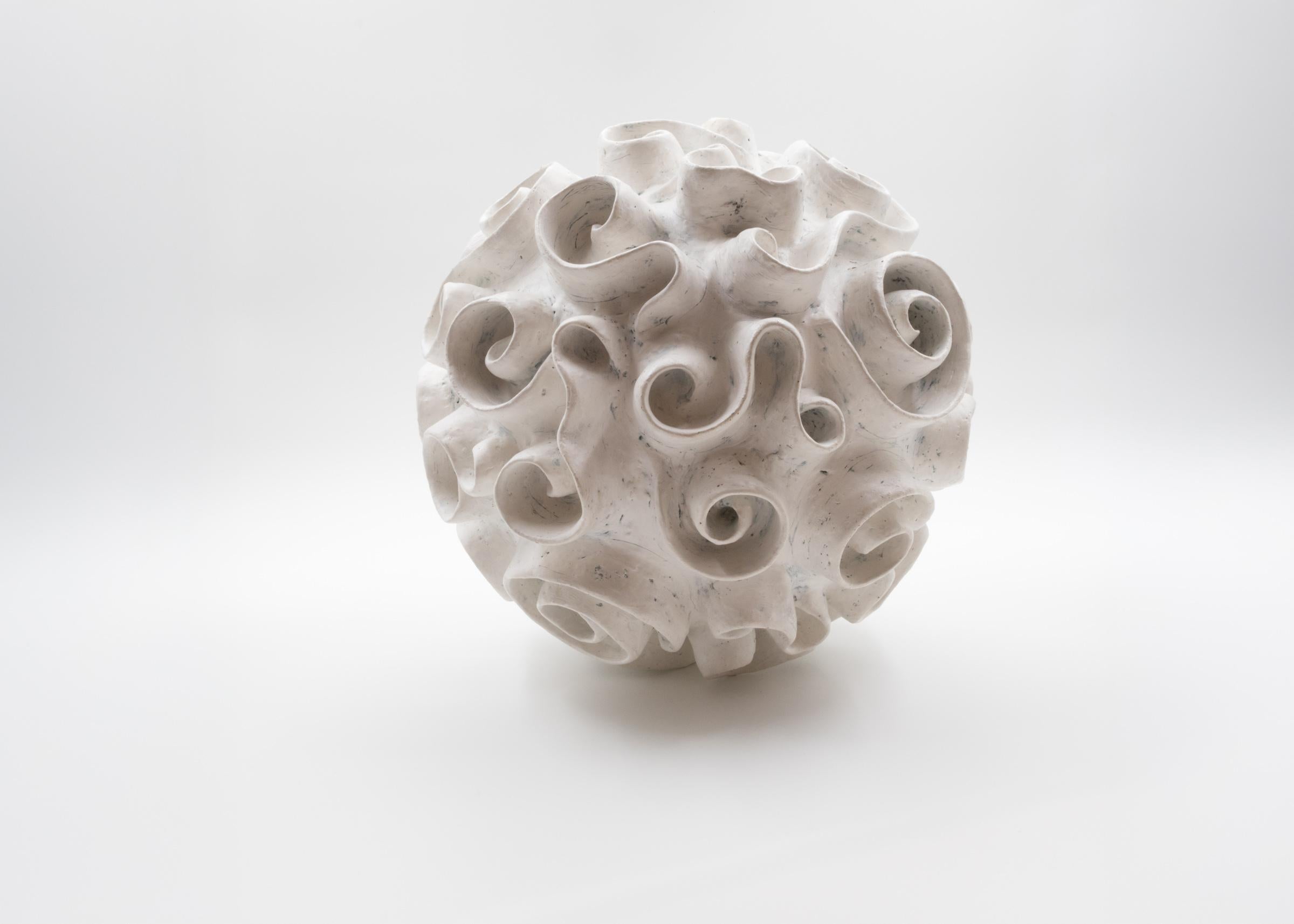 Barbro Åberg, Swirly Orb II, Zeitgenössische Keramikskulptur, Dänemark, 2019 (Dänisch) im Angebot