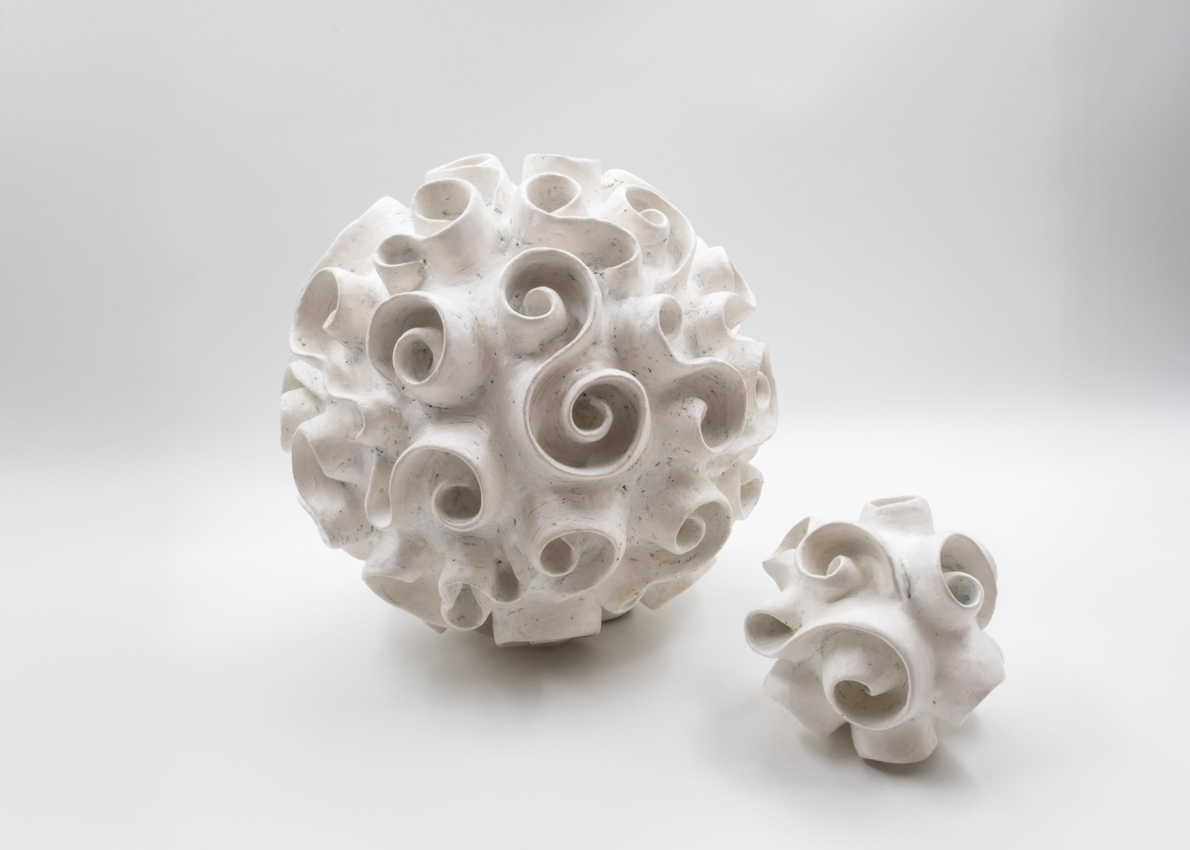 Barbro Åberg, Swirly Orb II, Zeitgenössische Keramikskulptur, Dänemark, 2019 im Zustand „Gut“ im Angebot in New York, NY