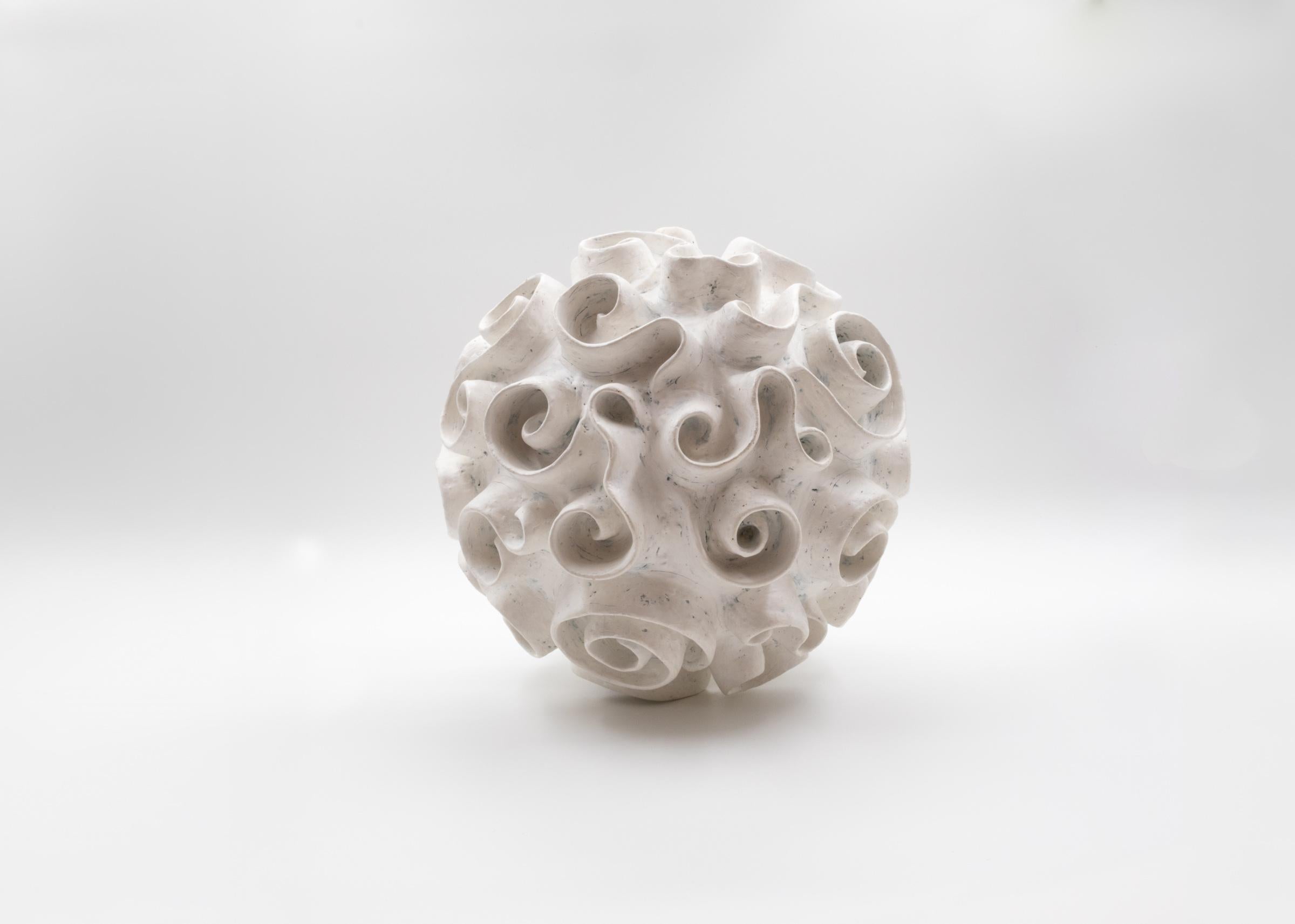 Barbro Åberg, Swirly Orb II, Zeitgenössische Keramikskulptur, Dänemark, 2019 (21. Jahrhundert und zeitgenössisch) im Angebot