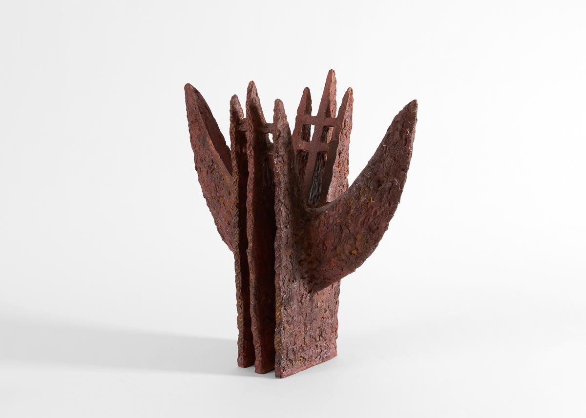 Le opere di Åberg, realizzate in gran parte in bianco e nero, sono spesso puramente scultoree,
anche scherzosamente non utilitaristico. Le superfici ruvide ispirate alla geologia sono incastonate in
in contrasto con un'eleganza raffinata, nuove