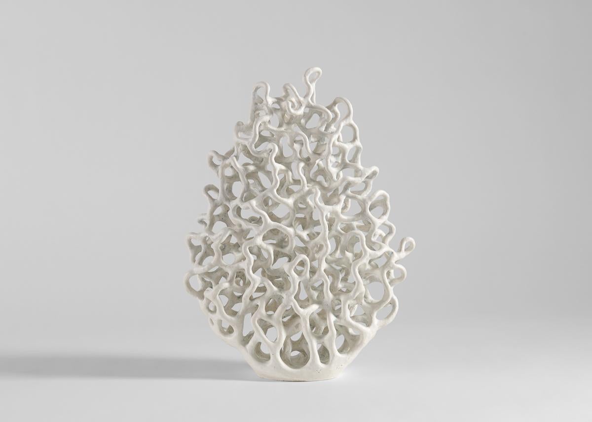Le opere di Åberg, realizzate in gran parte in bianco e nero, sono spesso puramente scultoree,
anche scherzosamente non utilitaristico. Le superfici ruvide ispirate alla geologia sono incastonate in
in contrasto con un'eleganza raffinata, nuove