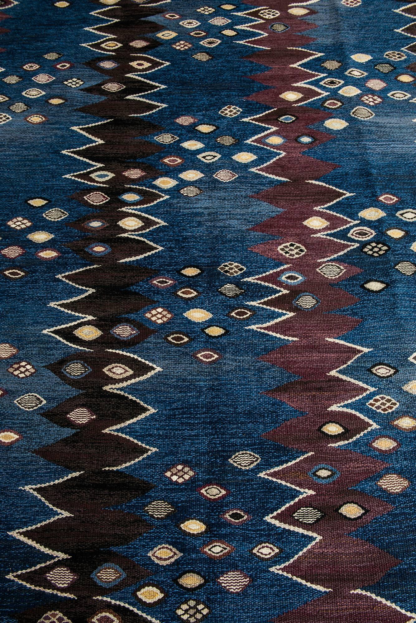 Rare carpet model Snäckorna designed by Barbro Nilsson. Produced by Marta Maas-Fjetterström AB in Sweden.