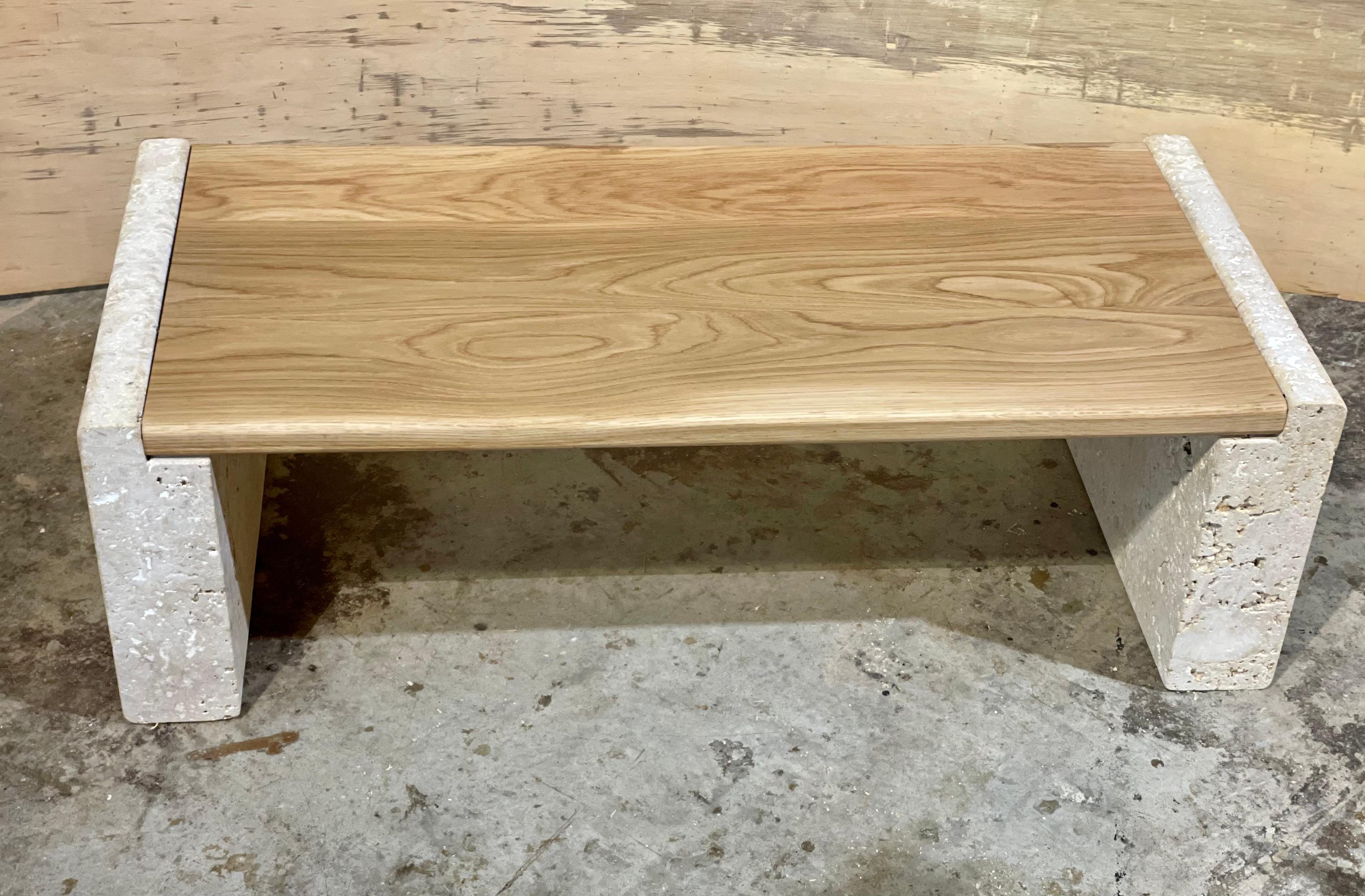 Dieser Tisch ist aus geborgenem Kalkstein und FSC-zertifizierter Eiche gefertigt. Die dicke Holzplatte ruht auf zwei massiven Sockeln mit sichtbaren, versteinerten Korallen im Stein. Jedes Stück, das ich herstelle, ist einzigartig. Ich arbeite mit