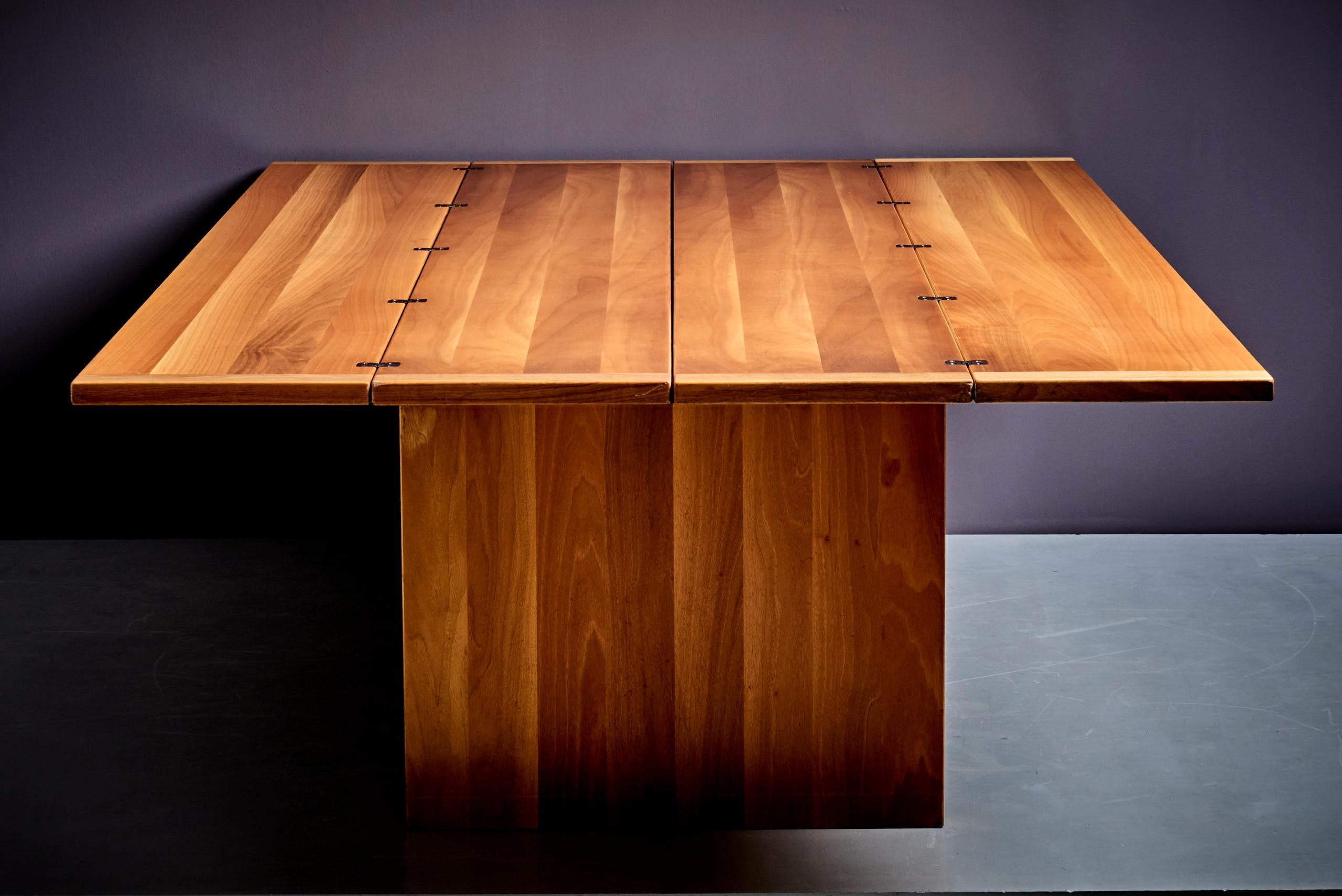 Tavolo da pranzo Barca Cassina in Wood Wood: Un esempio di eccellenza nel design

Siamo lieti di presentarti il tavolo da pranzo Barca Cassina, un mobile distinto e meticolosamente realizzato con impiallacciatura di ciliegio di prima qualità e