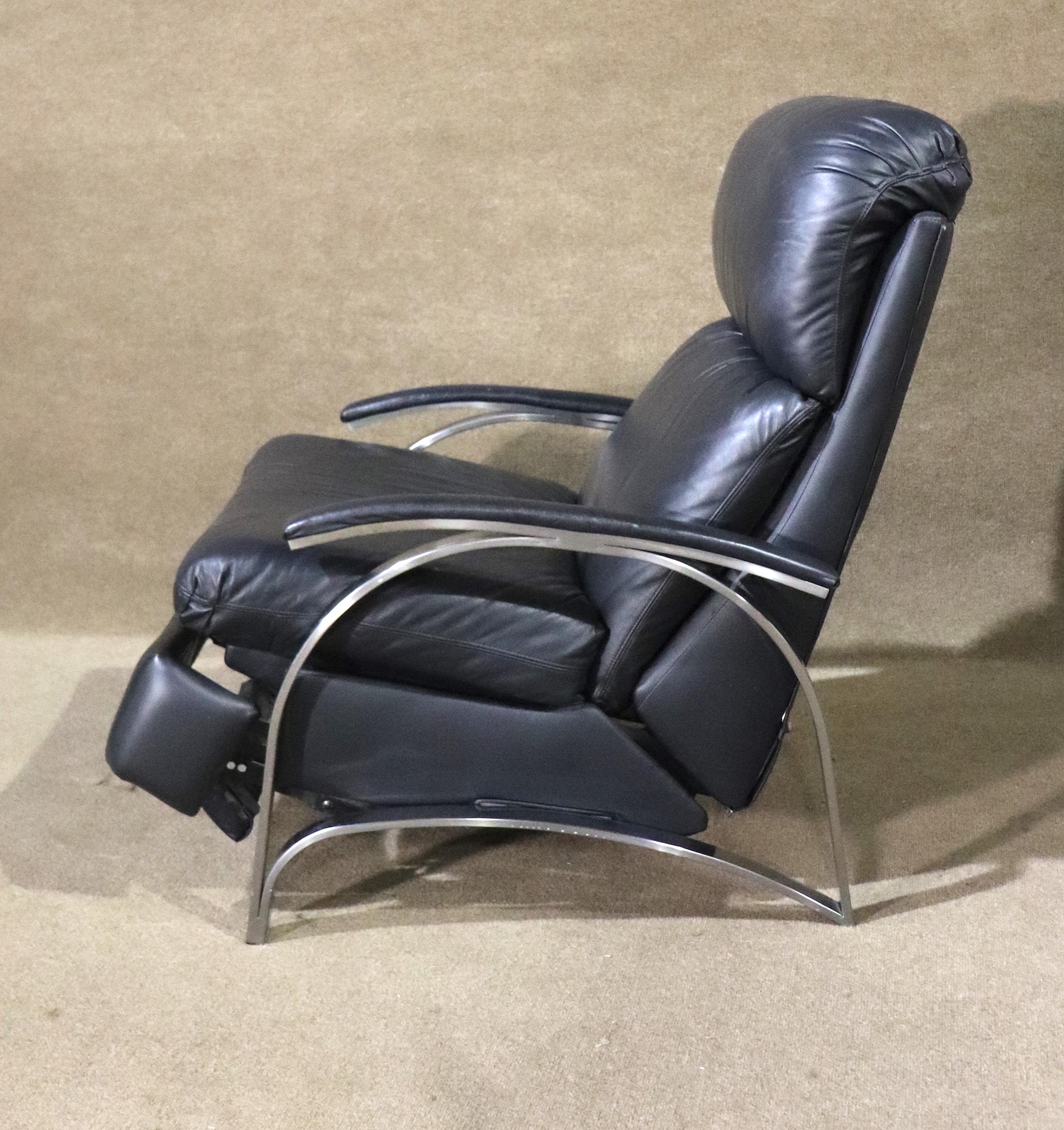Chaise longue confortable en cuir inclinable de Barcalounger. Structure en chrome poli dans un style moderne du milieu du siècle, avec un fauteuil en cuir souple entièrement inclinable.
Veuillez confirmer le lieu NY ou NJ