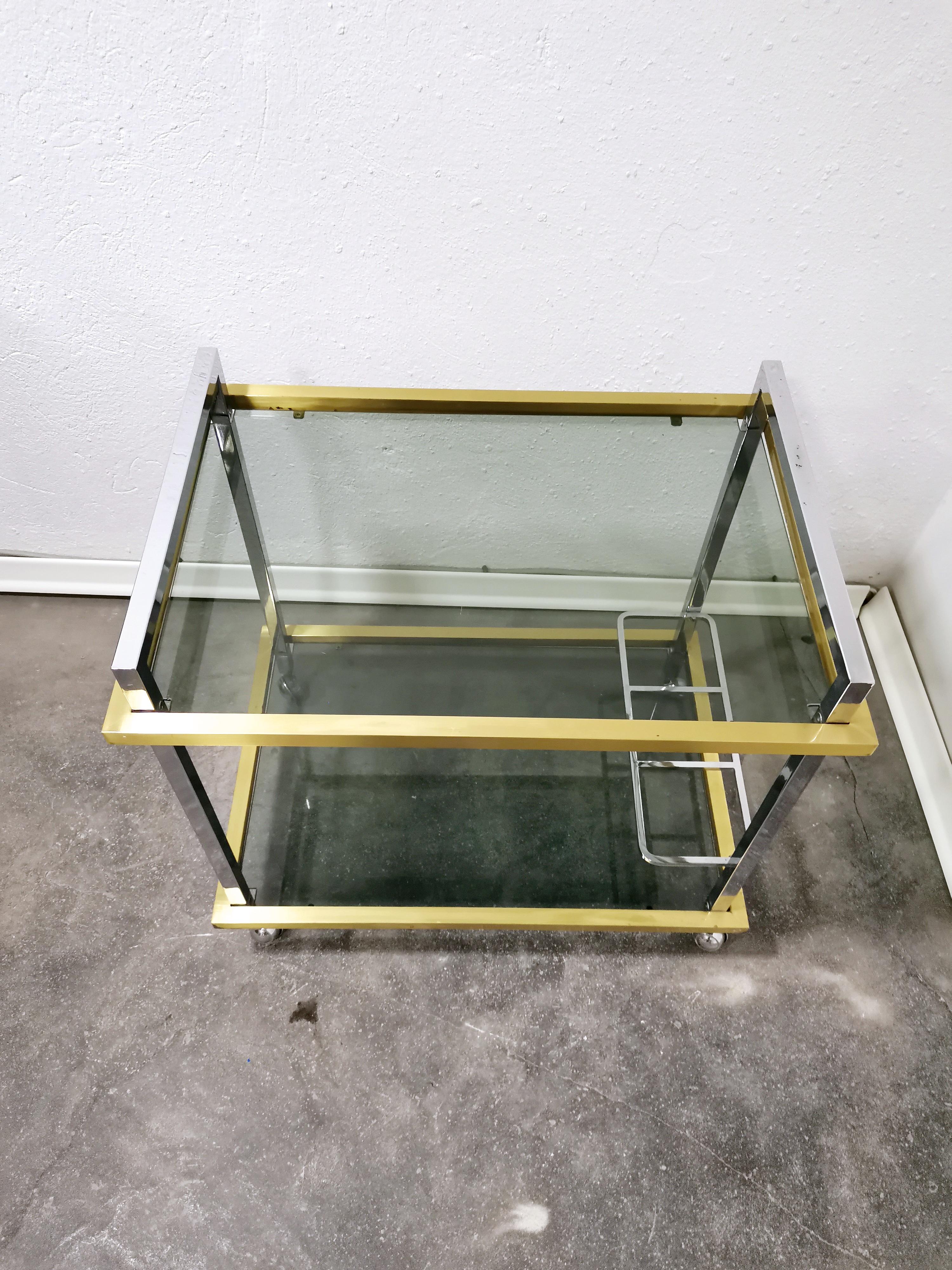Beautiful Italian design BARCART/TROLLEY 1980s

Smoked glass with chrome and gold colour.

Great vintage piece.

H - 63 cm, W - 64, D - 44 cm