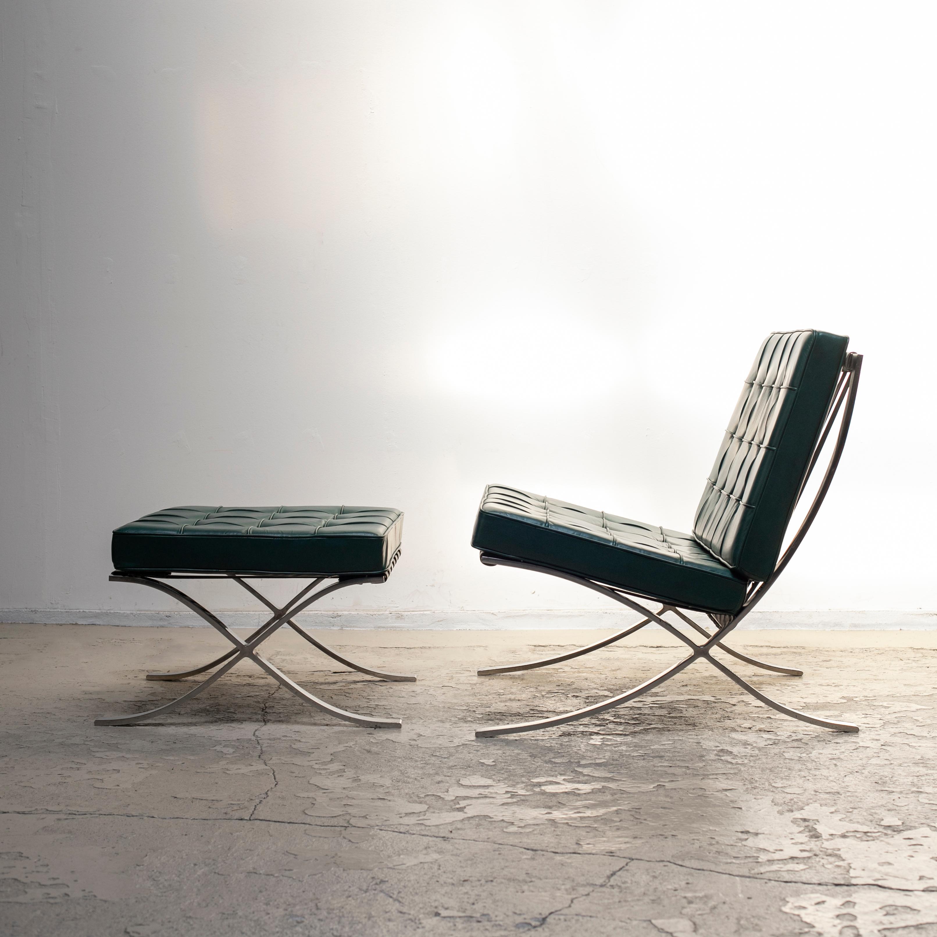 Chaise et ottoman vintage Barcelona pour Knoll:: années 1960. 
Récemment tapissé avec le cuir véritable vert. 

Dimensions : chaise L 75:: P 82:: H 73:: SH46 cm:: ottoman L 60:: P 61:: H 40 cm.
