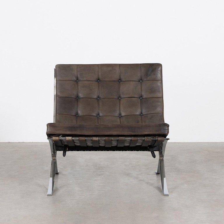 Great example of the iconic Ludwig Mies van der Rohe Barcelona lounge chair for Knoll International. Chrome plated steel frame and original cushions in dark brown patined leather. Signed with manufacturer's label.

This Barcelona lounge chair has a