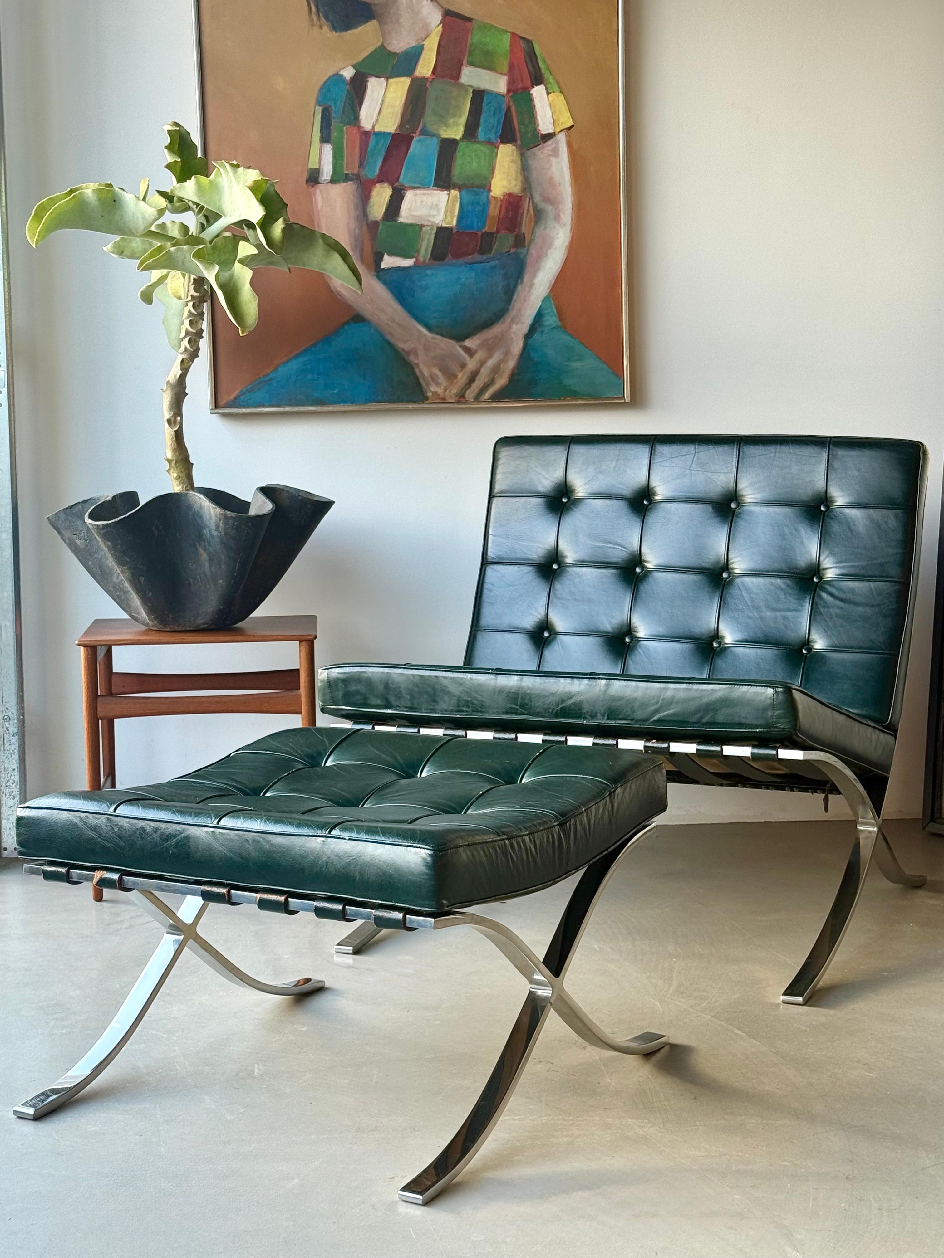 Excepcional Silla Barcelona y Otomana a juego de Ludwig Mies van der Rohe para Knoll International, fabricadas a finales de la década de 1960-1970 (como confirman las etiquetas originales de Knoll en las que se lee 