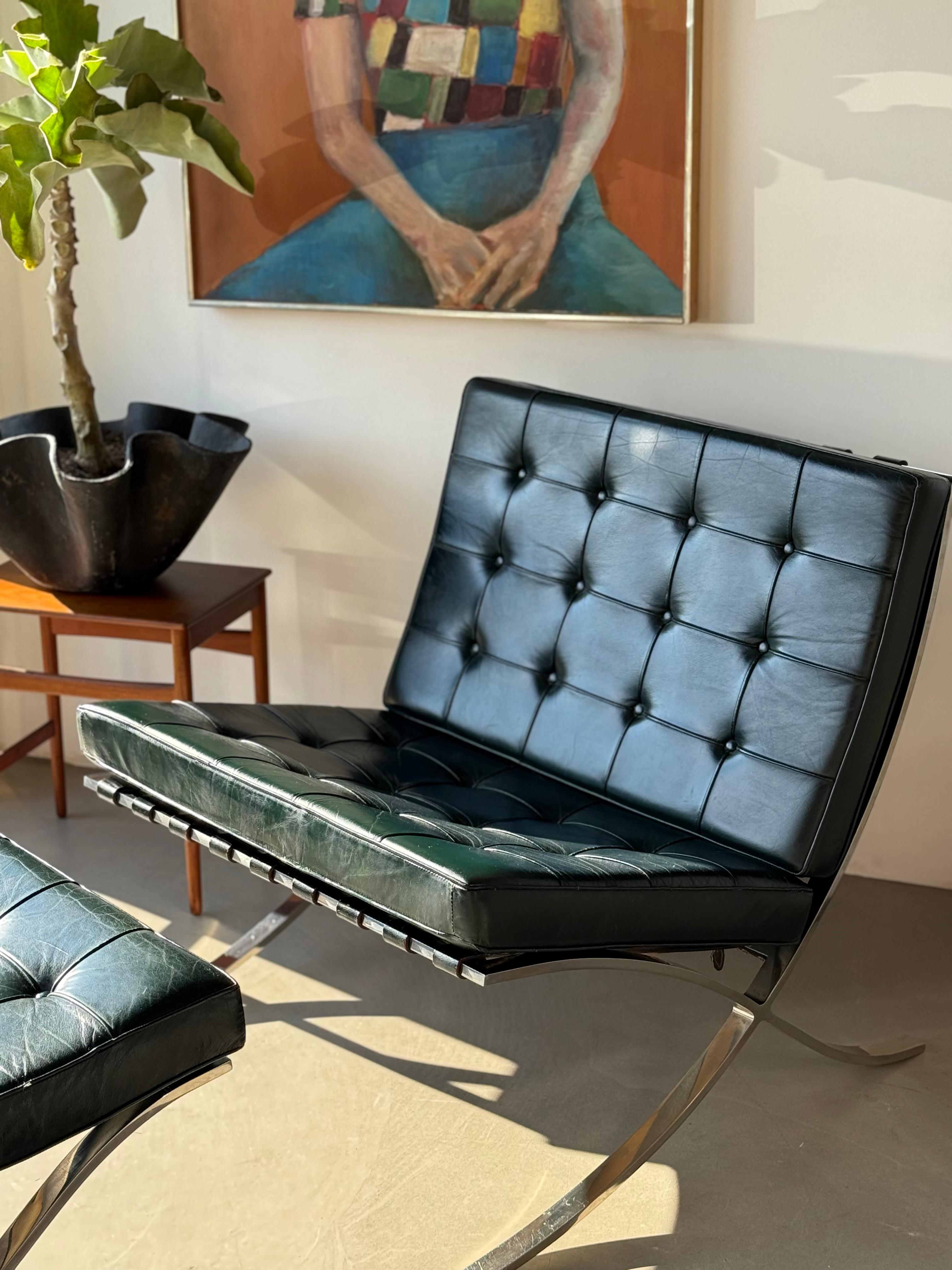Silla y Otomana Barcelona de Piel Verde de Ludwig Mies van der Rohe para Knoll Moderno de mediados de siglo en venta