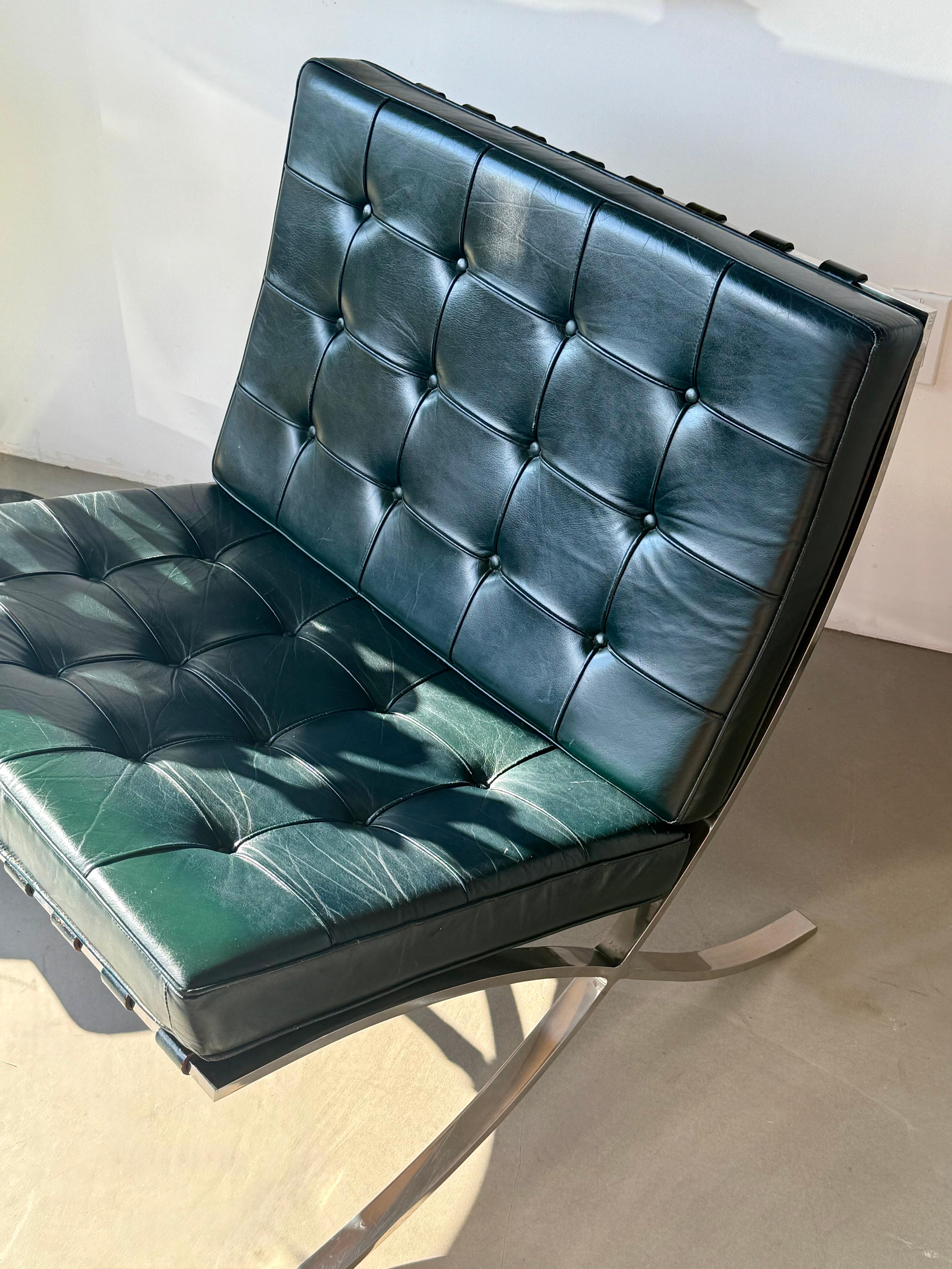 Silla y Otomana Barcelona de Piel Verde de Ludwig Mies van der Rohe para Knoll Estadounidense en venta