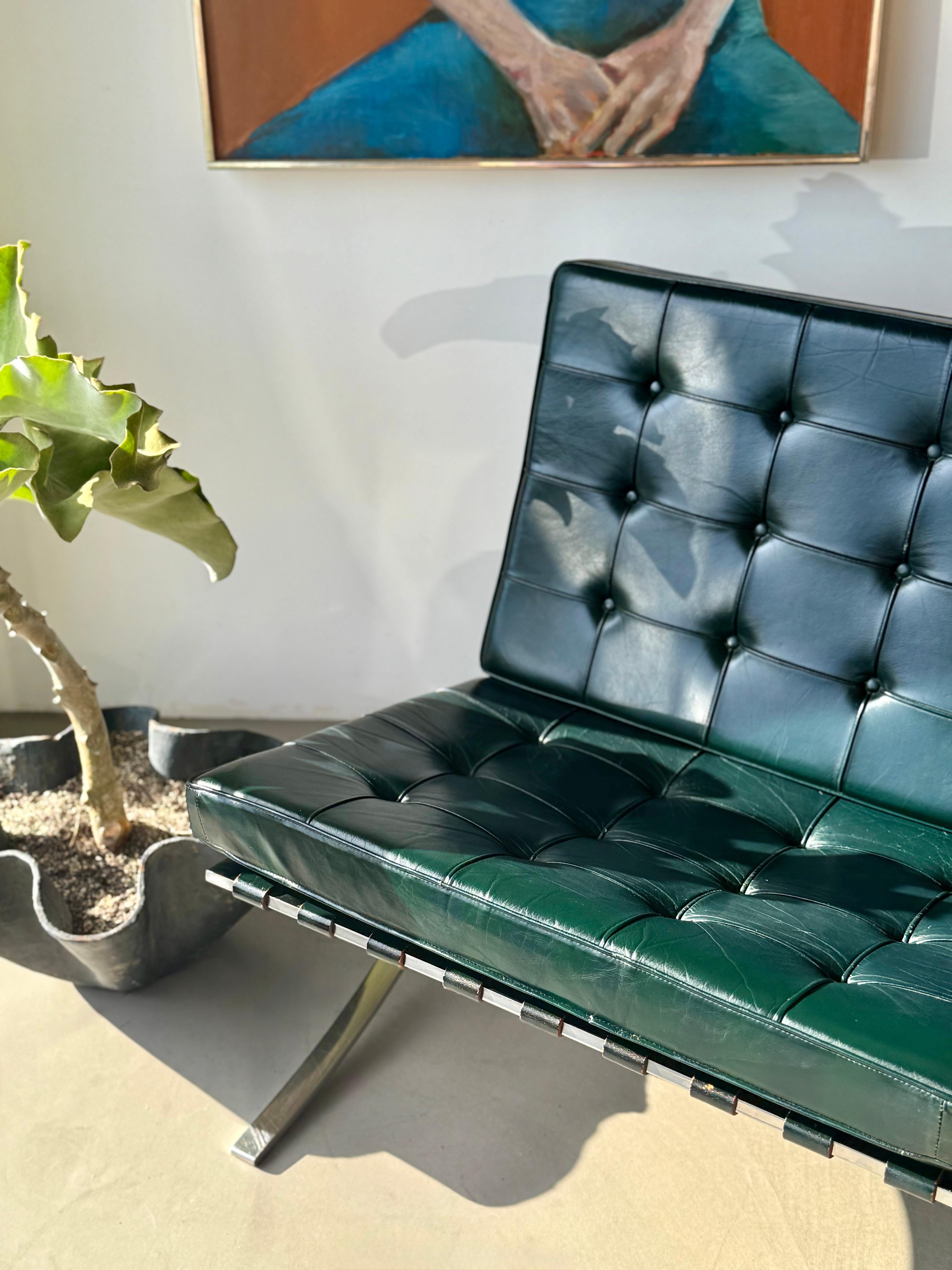 Silla y Otomana Barcelona de Piel Verde de Ludwig Mies van der Rohe para Knoll finales del siglo XX en venta