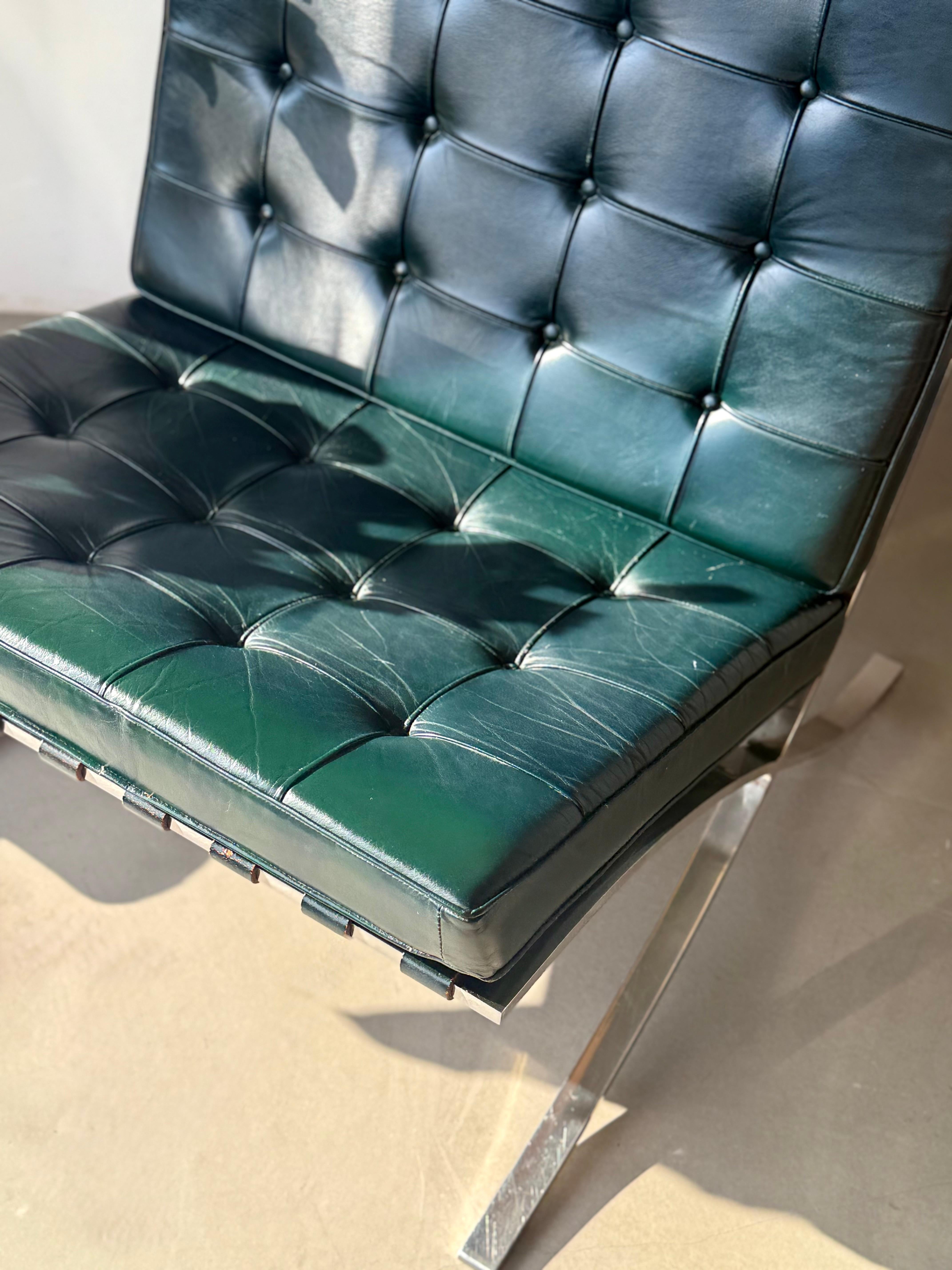 Silla y Otomana Barcelona de Piel Verde de Ludwig Mies van der Rohe para Knoll Acero en venta