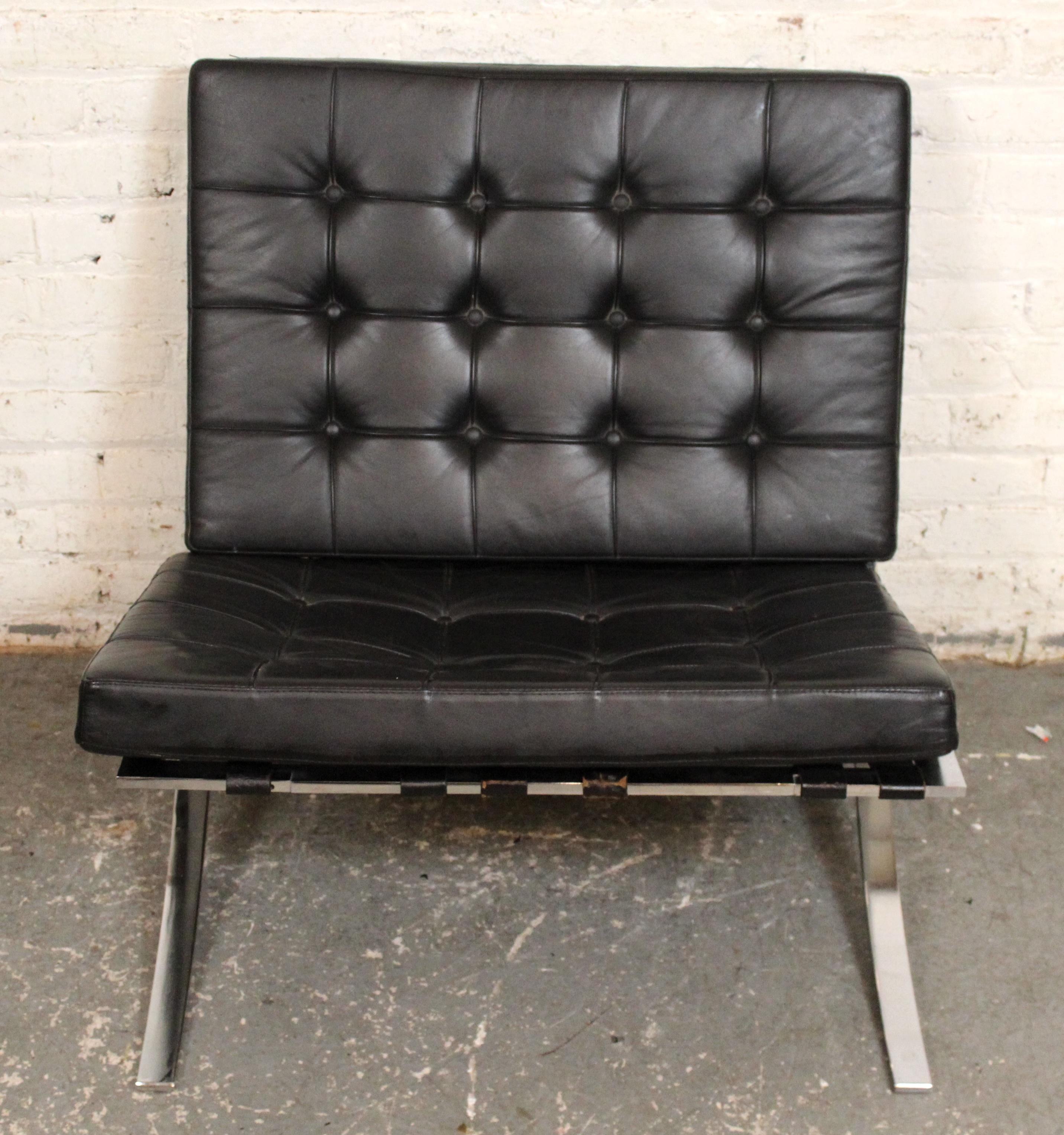 Ein ikonisches Paar der Moderne, inspiriert von Mies van der Rohes berühmtem Barcelona-Design. Dieses Set aus Loungesessel und Ottomane zeichnet sich durch ein elegantes, poliertes Chromgestell mit anmutigen Kurven und klassischen x-förmigen Beinen