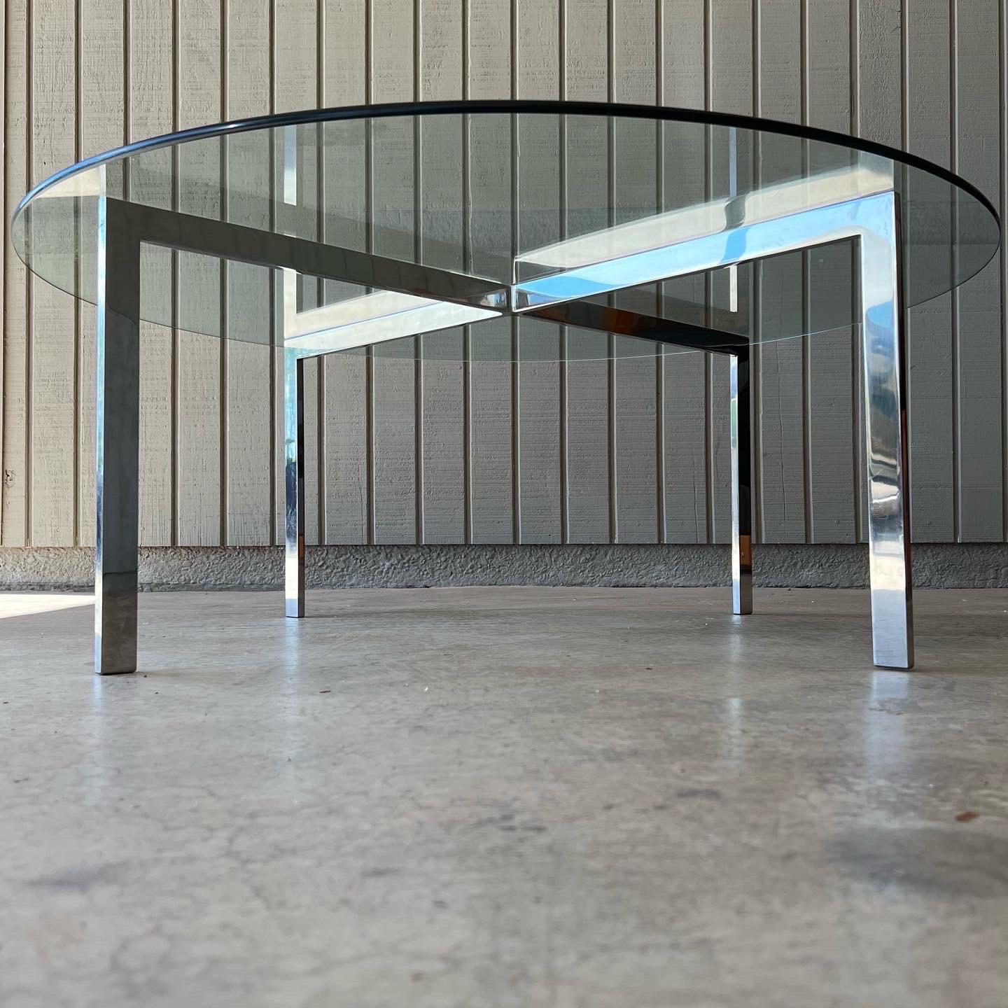 Barcelona Couchtisch, entworfen von Ludwig Mies van der Rohe, 1929, hergestellt von Knoll seit 1953. Ich glaube, dies ist ein offizieller Vintage Knoll Produktionssockel mit einer neueren runden Glasplatte. Auf der Unterseite befindet sich ein