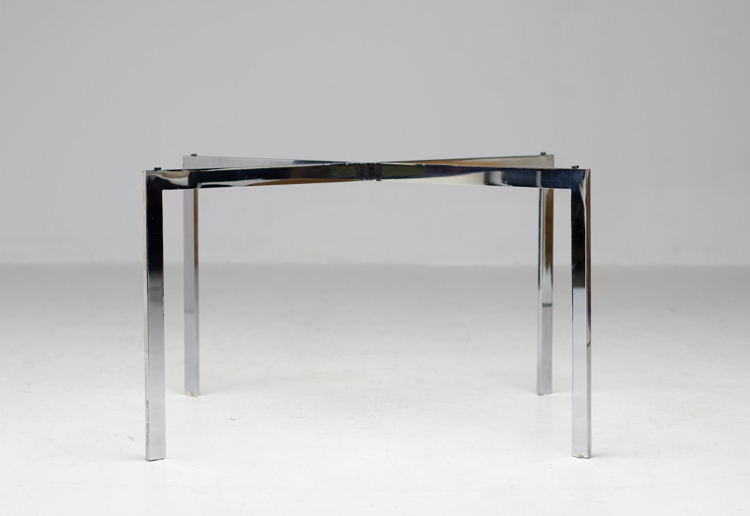 Creato da Ludwig Mies van der Rohe e Lily Reich per il padiglione tedesco dell'Esposizione di Barcellona del 1929, il tavolo Barcelona presenta la struttura compositiva pura che oggi incarna l'architettura moderna. 
Il design pulito e rettilineo è