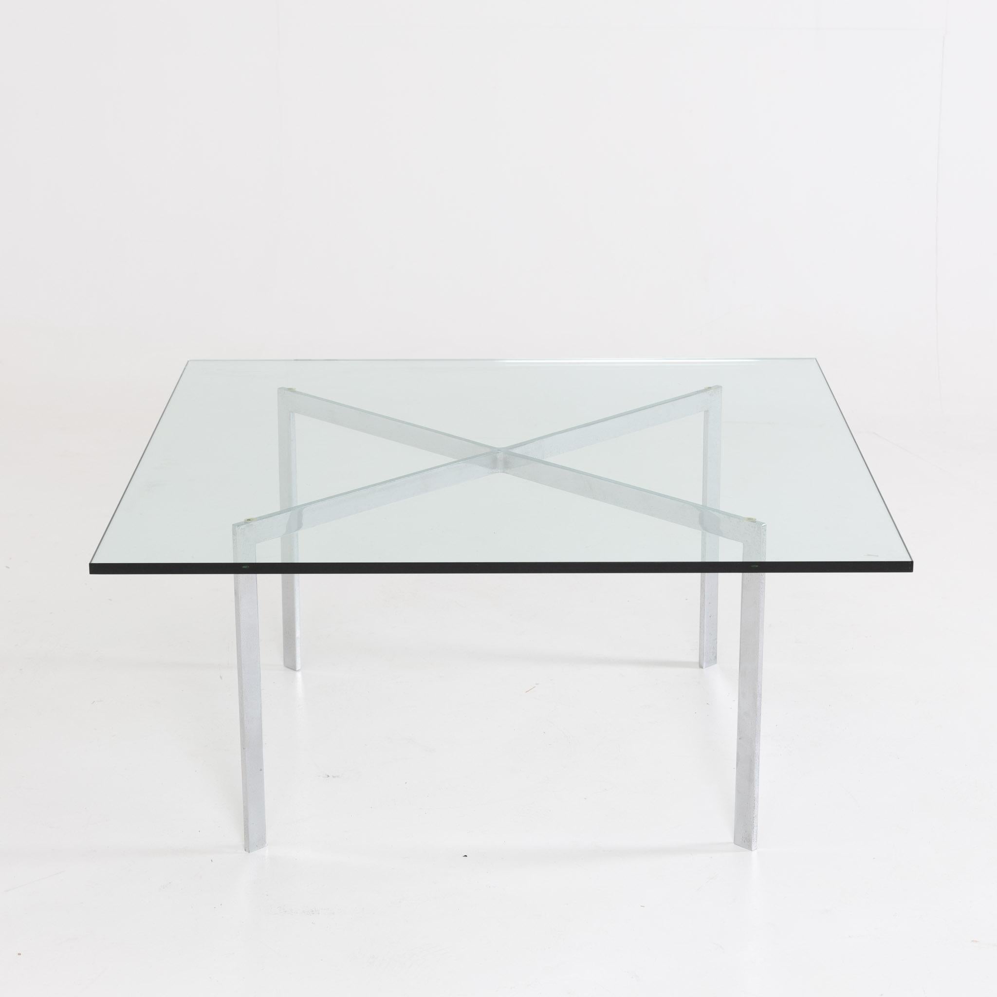 Barcelona-Tisch, entworfen von Ludwig Mies van der Rohe. Tischplatte aus klarem Flachglas und verchromtem Fuß.