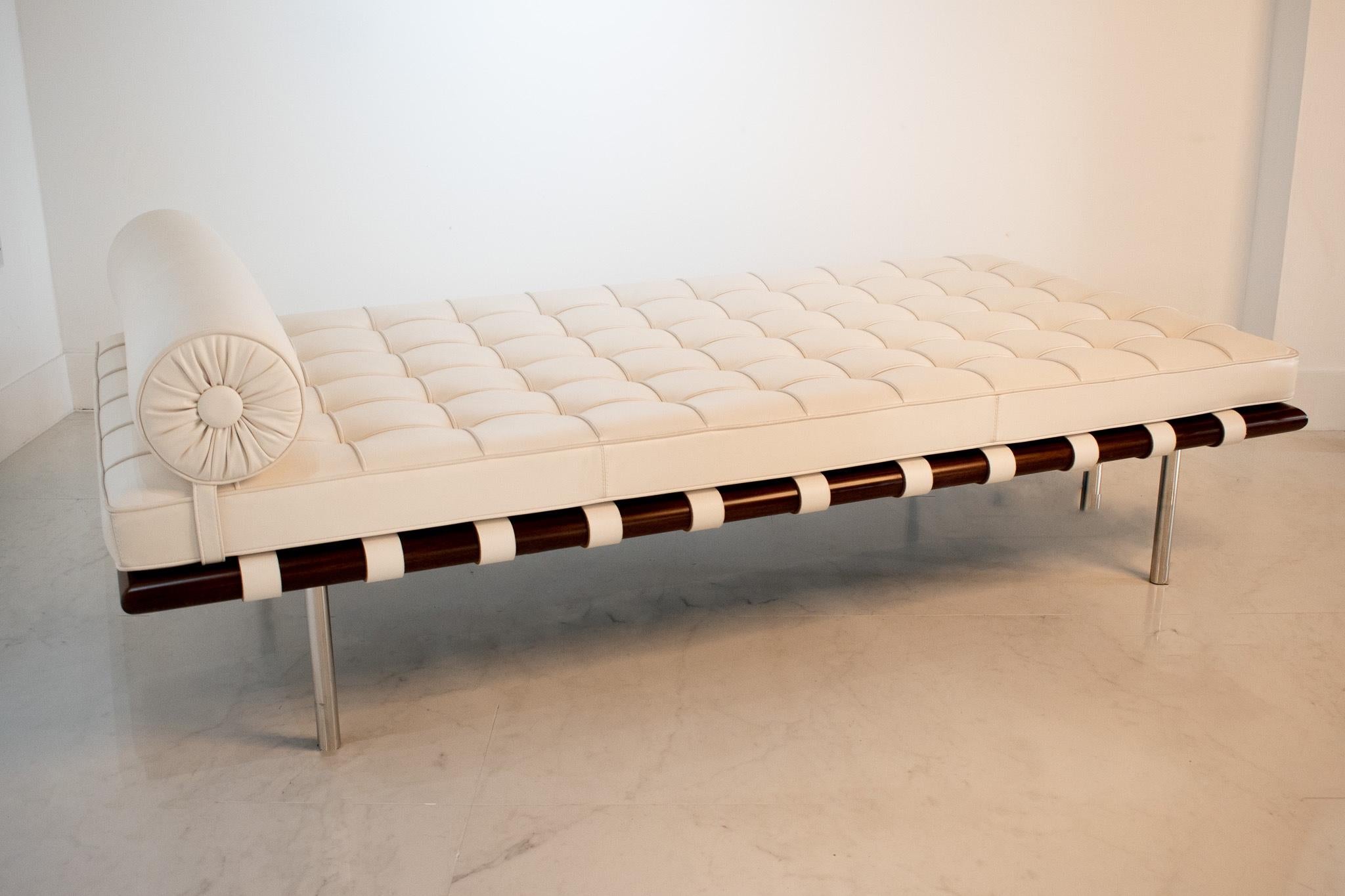 Modern Barcelona Day Bed by Mies van der Rohe for Knoll Studio Cream Leather