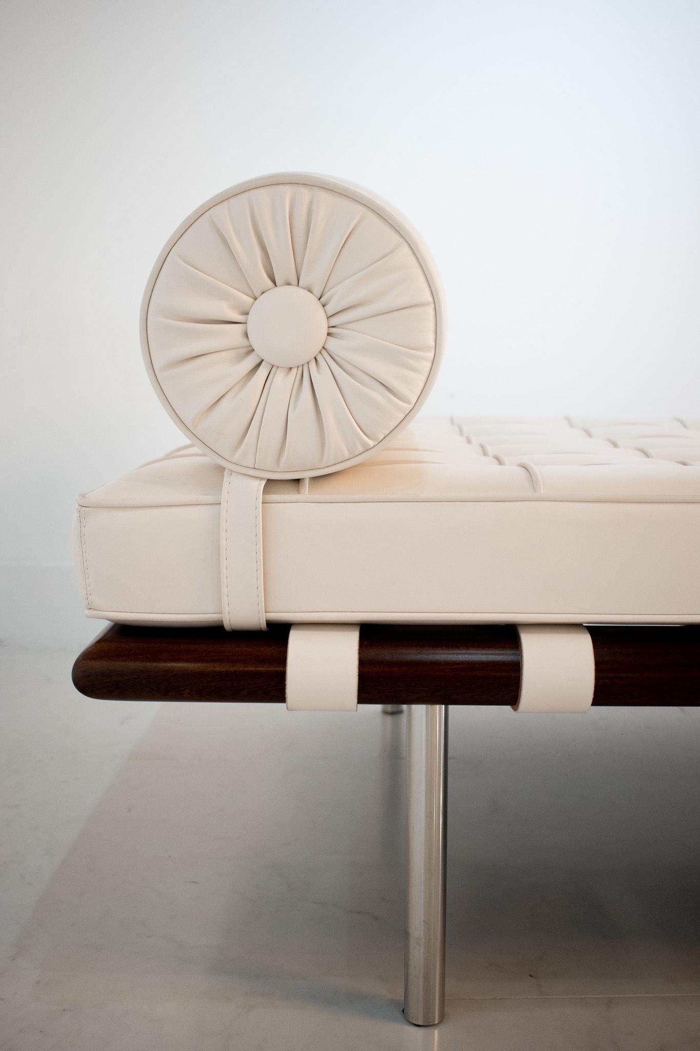Barcelona Day Bed by Mies van der Rohe for Knoll Studio Cream Leather In Good Condition In London, GB