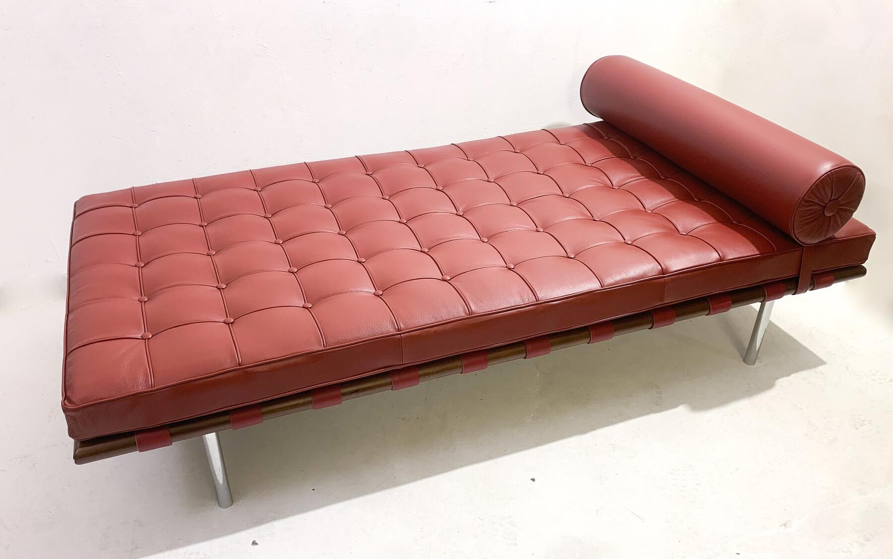 Barcelona Daybed by Ludwig Mies van der Rohe for Knoll, Burgundy Leather, 1990s For Sale 5