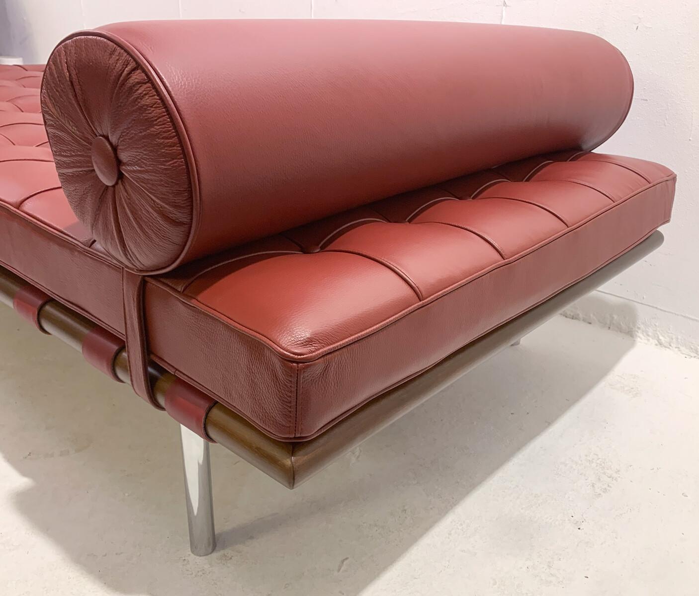 Italian Barcelona Daybed by Ludwig Mies van der Rohe for Knoll, Burgundy Leather, 1990s For Sale