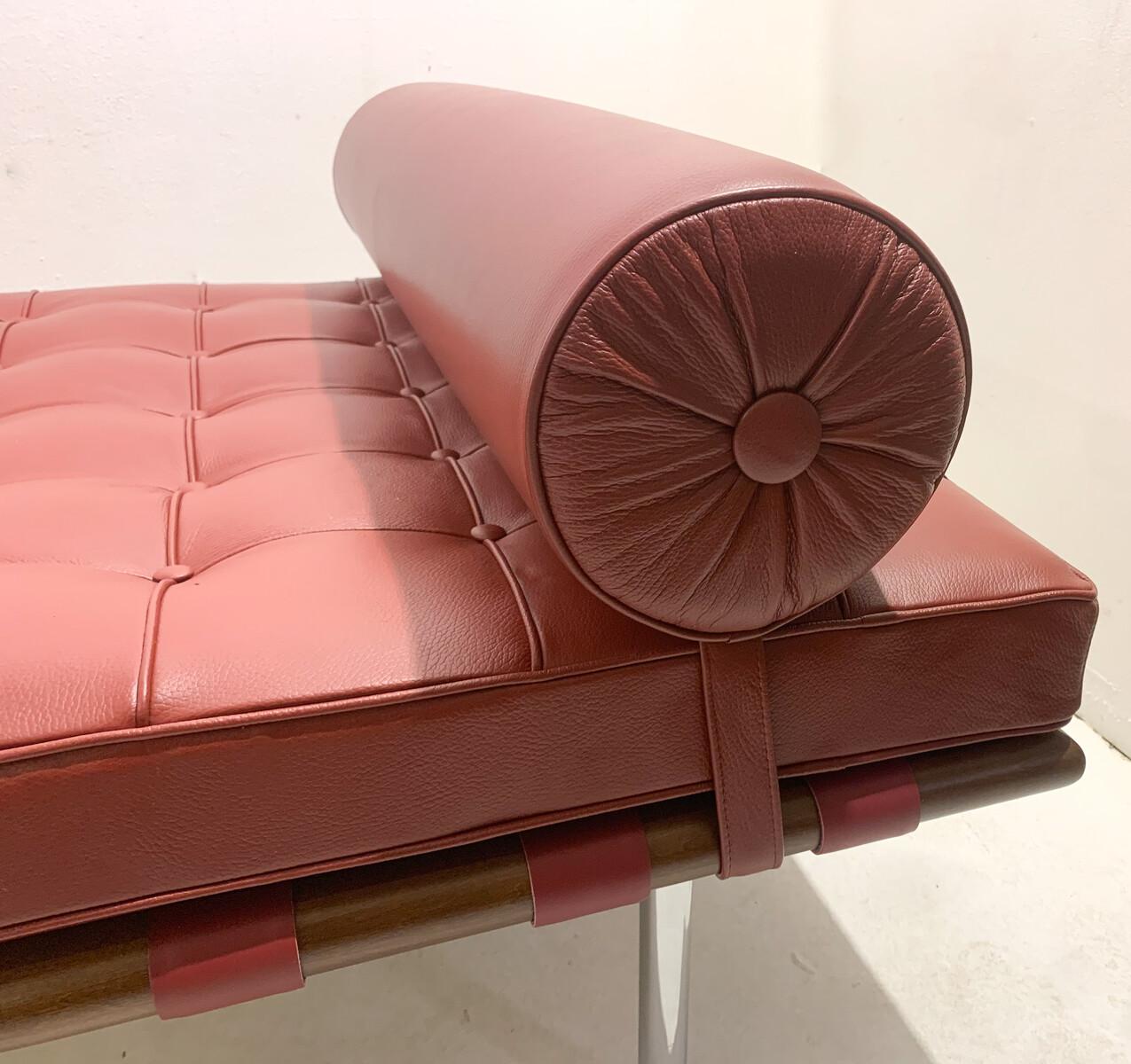 Barcelona Daybed by Ludwig Mies van der Rohe for Knoll, Burgundy Leather, 1990s For Sale 1