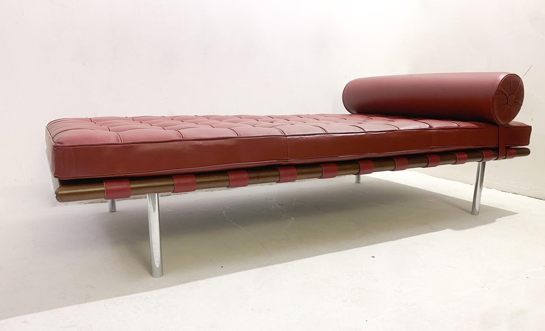 Barcelona Daybed by Ludwig Mies van der Rohe for Knoll, Burgundy Leather, 1990s For Sale 3