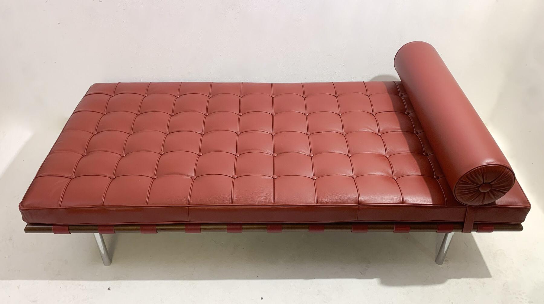 Barcelona Daybed by Ludwig Mies van der Rohe for Knoll, Burgundy Leather, 1990s For Sale 4