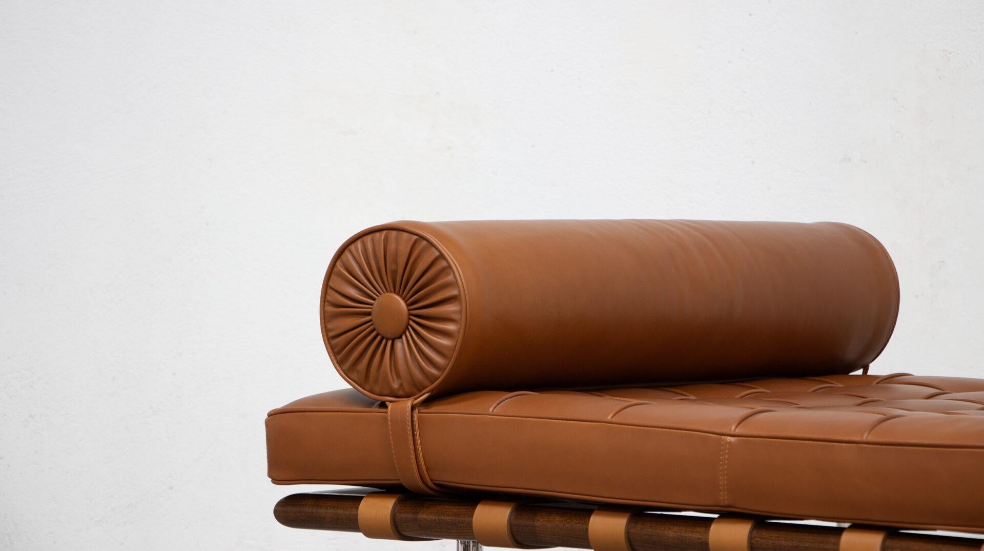 Mid-Century Modern Barcelona Daybed by Ludwig Mies Van Der Rohe for Knoll International, 2021 For Sale