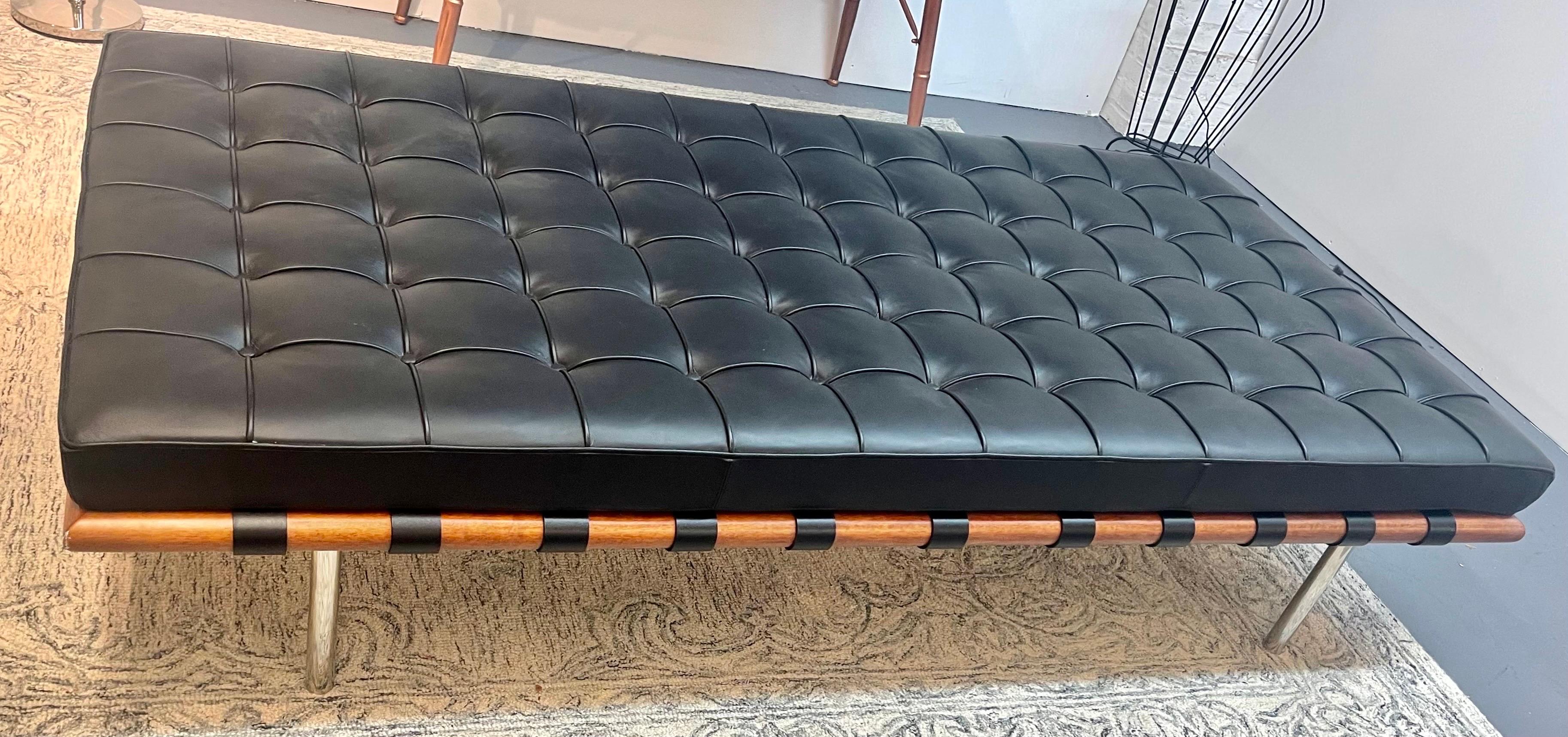 Barcelona Daybed by Ludwig Mies van der Rohe for Knoll Signed in Black Leather 5