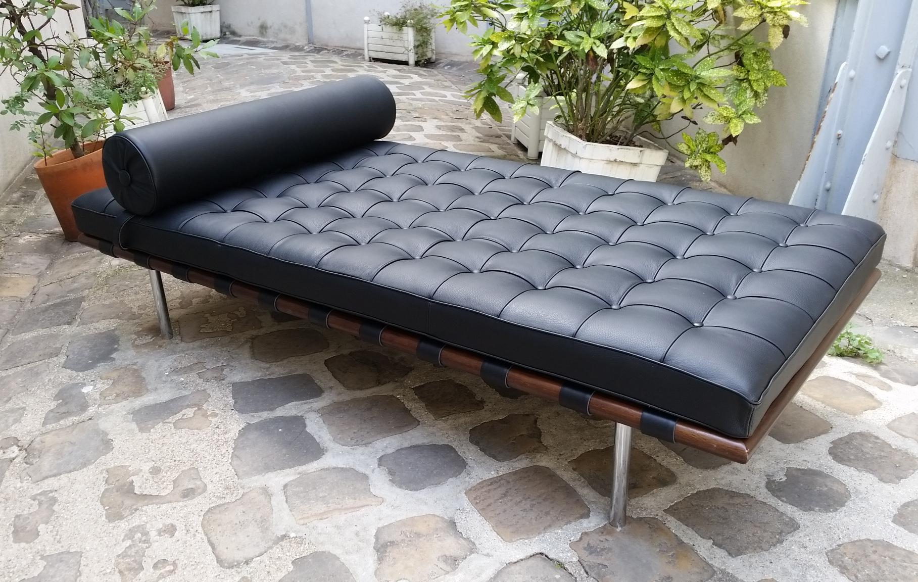 Barcelona Daybed by Mies Van der Rohe - KNOLL Editor

EDITION: 2010

FINISH: GRAIN BLACK LEATHER / WOOD / CHROME STEEL

DIMENSIONS: H: 43 cm Lar. 98 Long. 196 cm

The Daybed / daybed Barcelona Daybed harmonizes with the famous Barcelona armchair,