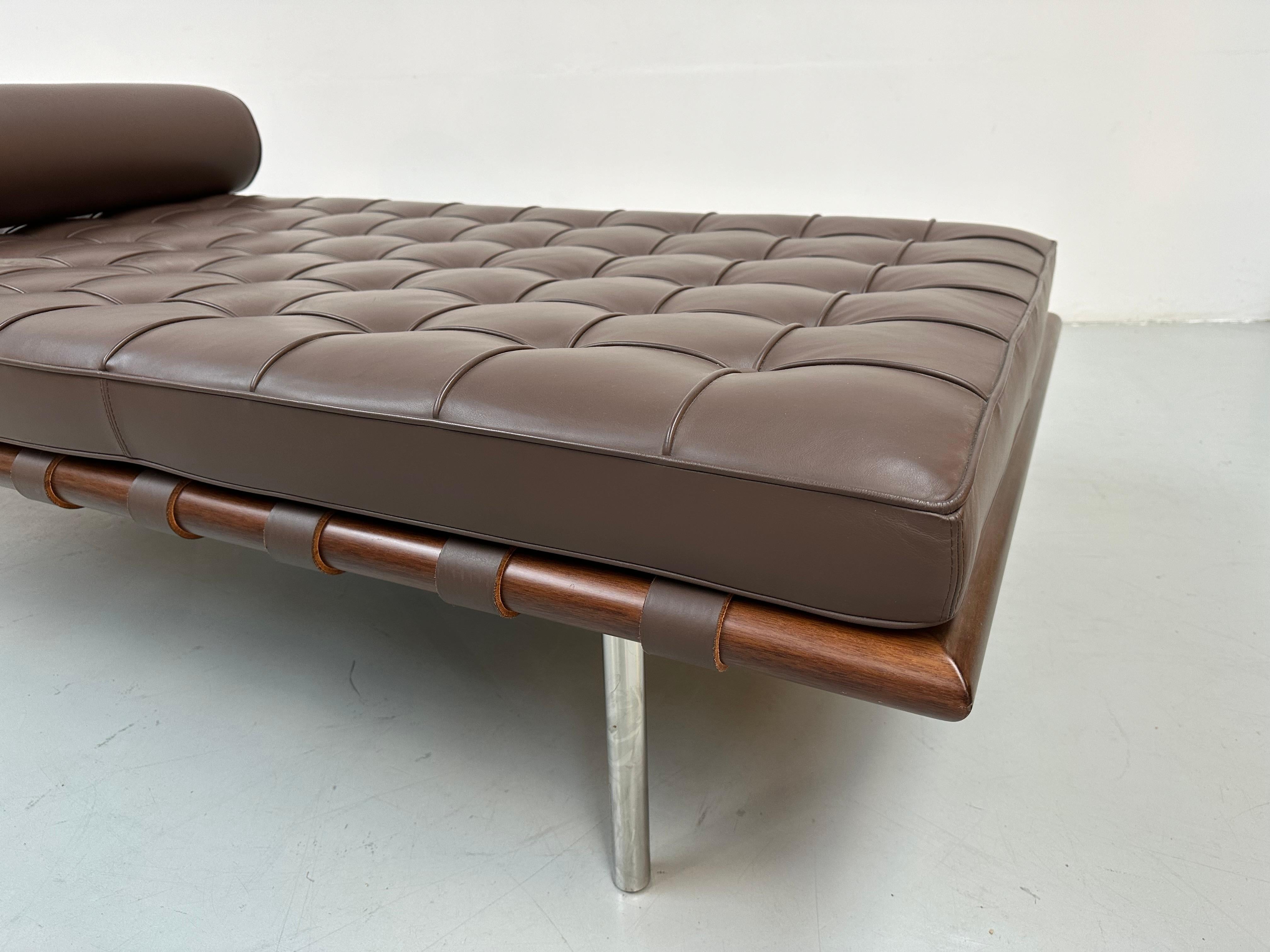 Barcelona Daybed in Brown Leather by Ludwig Mies van der Rohe for Knoll, 1980s. For Sale 4