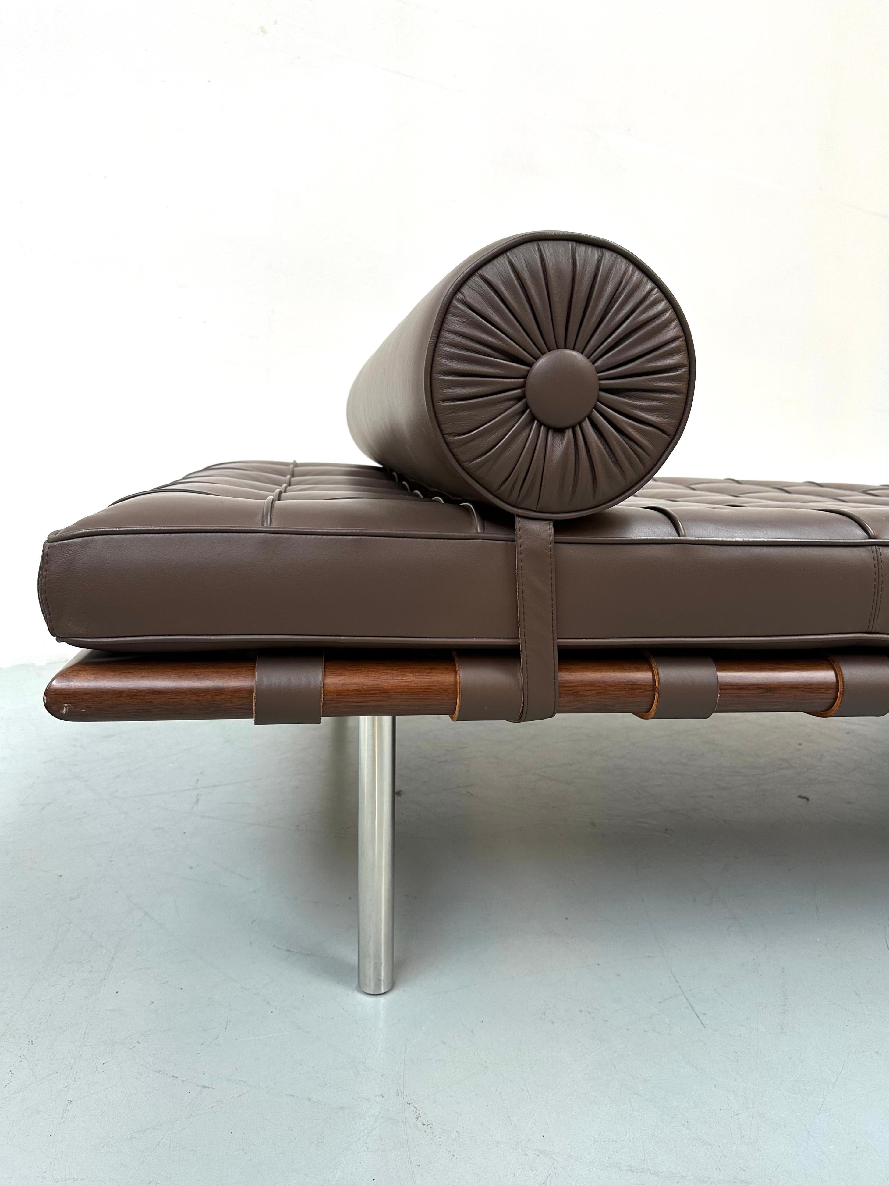 Barcelona Daybed in Brown Leather by Ludwig Mies van der Rohe for Knoll, 1980s. For Sale 5